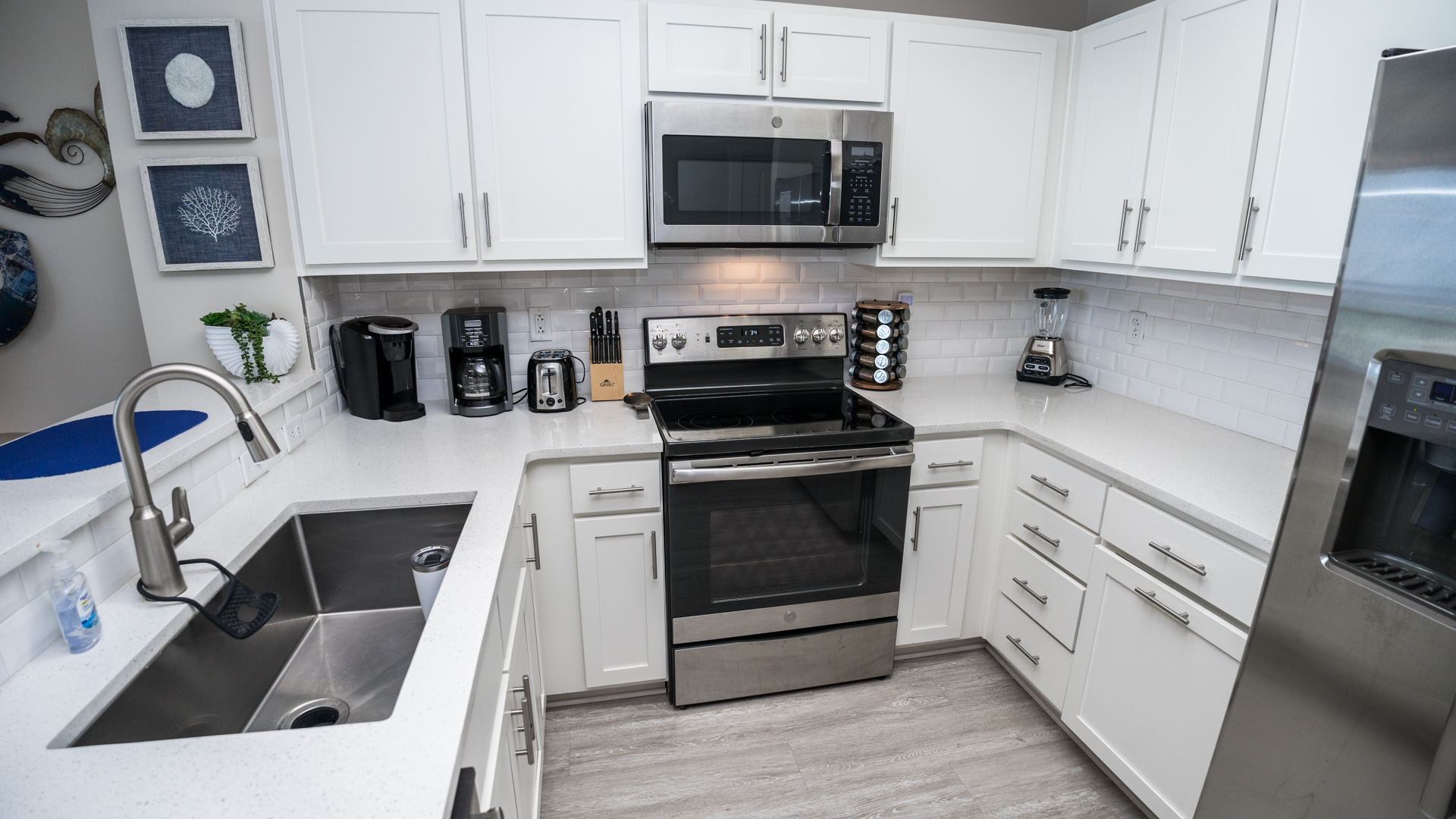 FULLY EQIPPED KITCHEN,YOUR CHOICE OF COFFEE BREWR