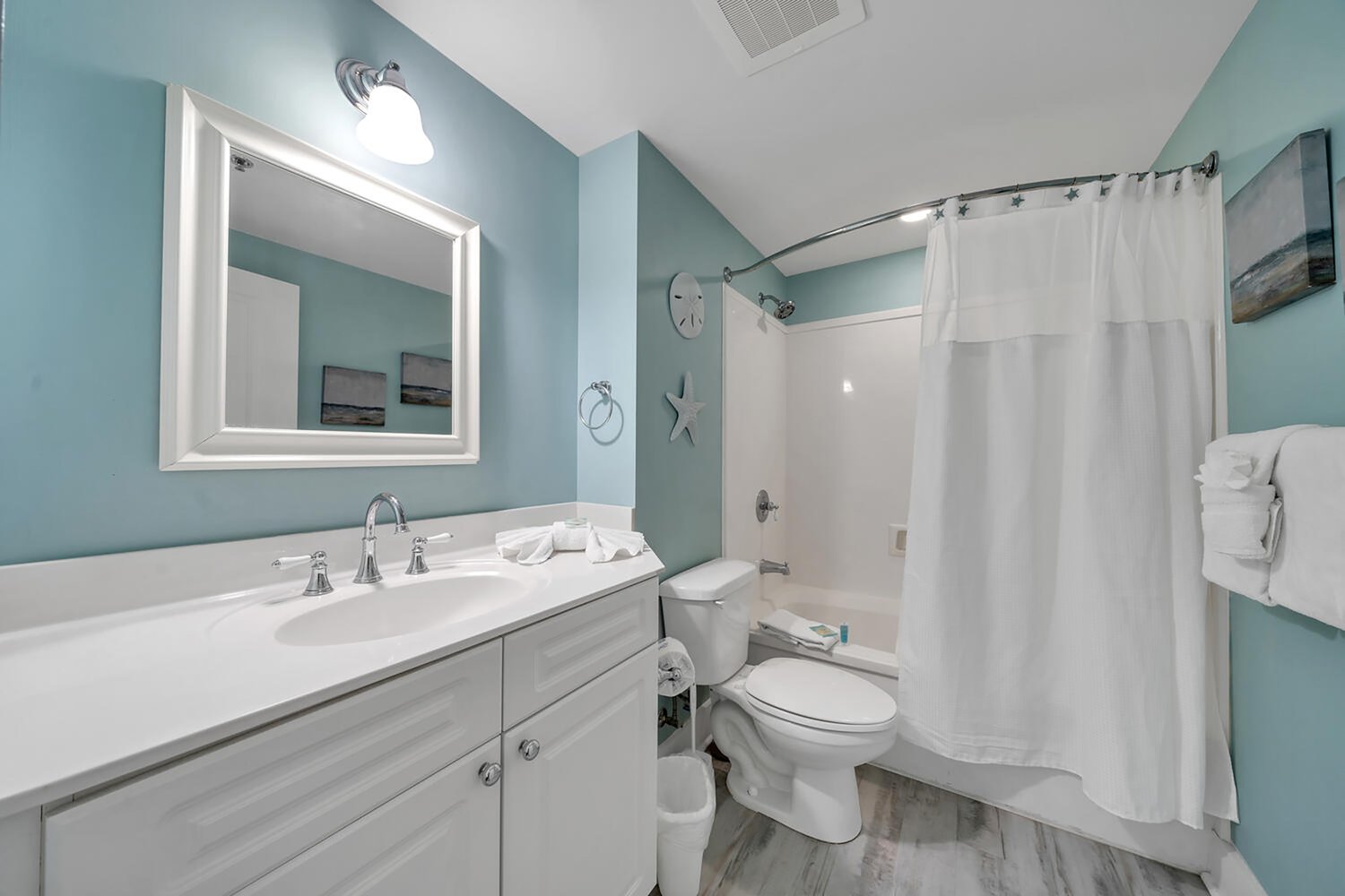 Full bathroom with tub/shower