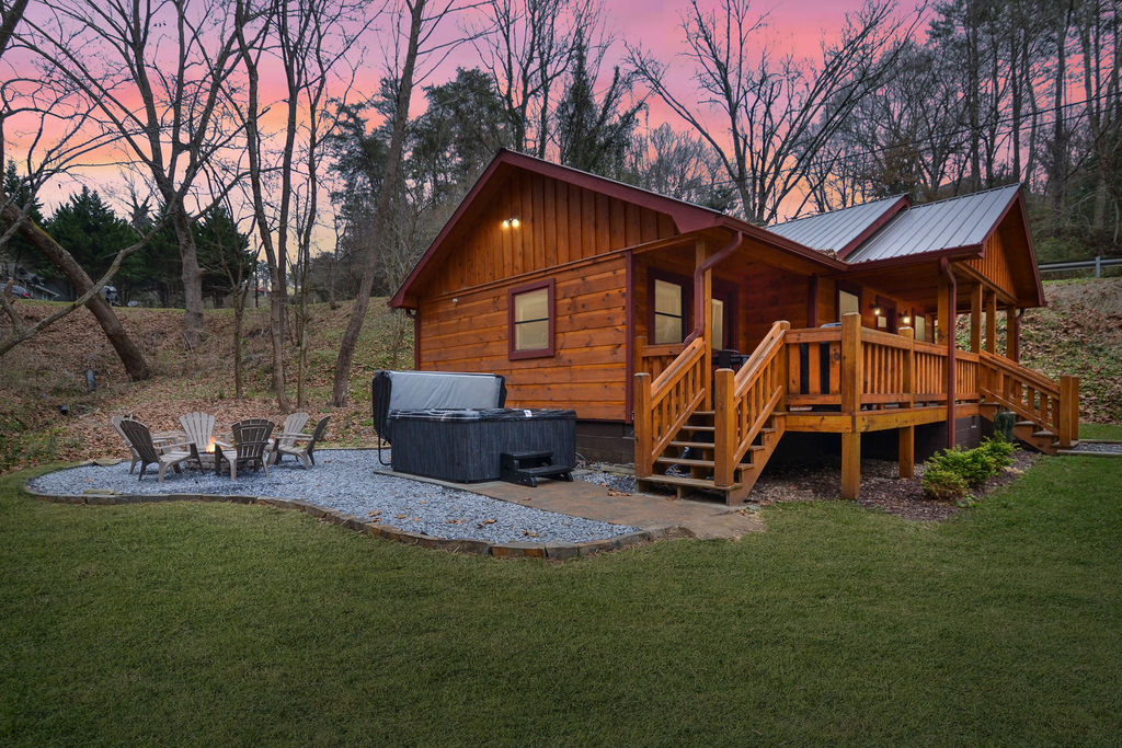 Ellijay Cabin: Imagine soaking in the Hot Tub or sitting by the Fire as the Sun Goes Down