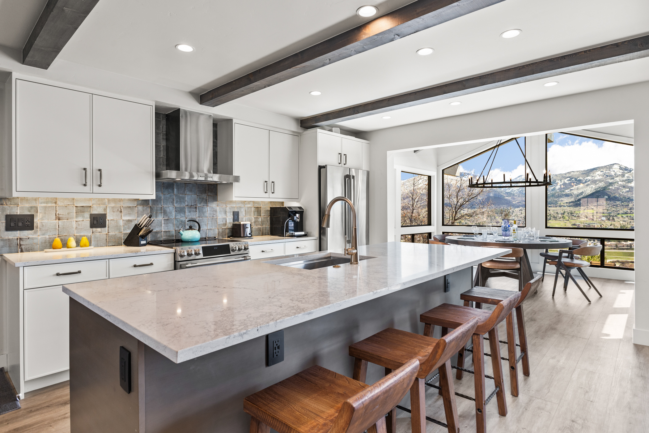 Kitchen area with Breakfast Bar for 4