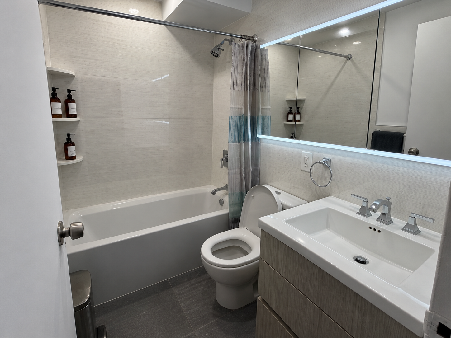 Clean full bathroom with bathtub — 2-bedroom vacation rental in Little Italy, New York City