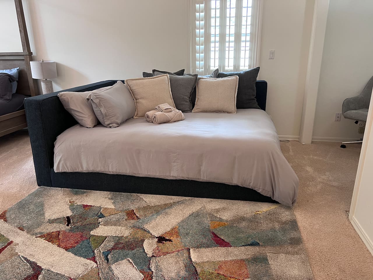 Daybed with queen mattress (Beautyrest Pillow Top).