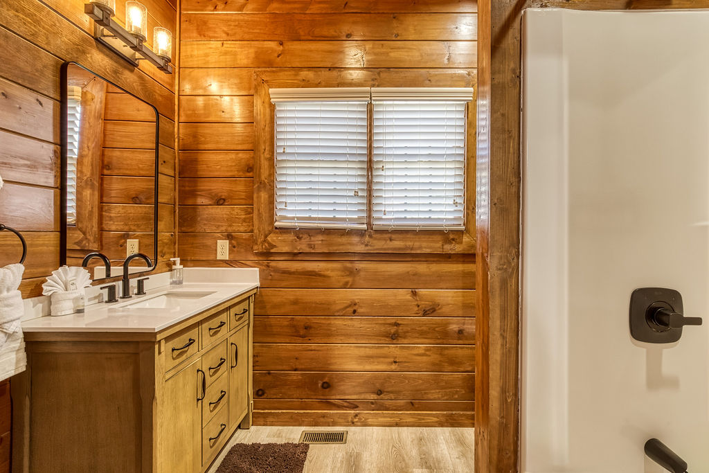 Spacious master bathroom with tub/shower combination