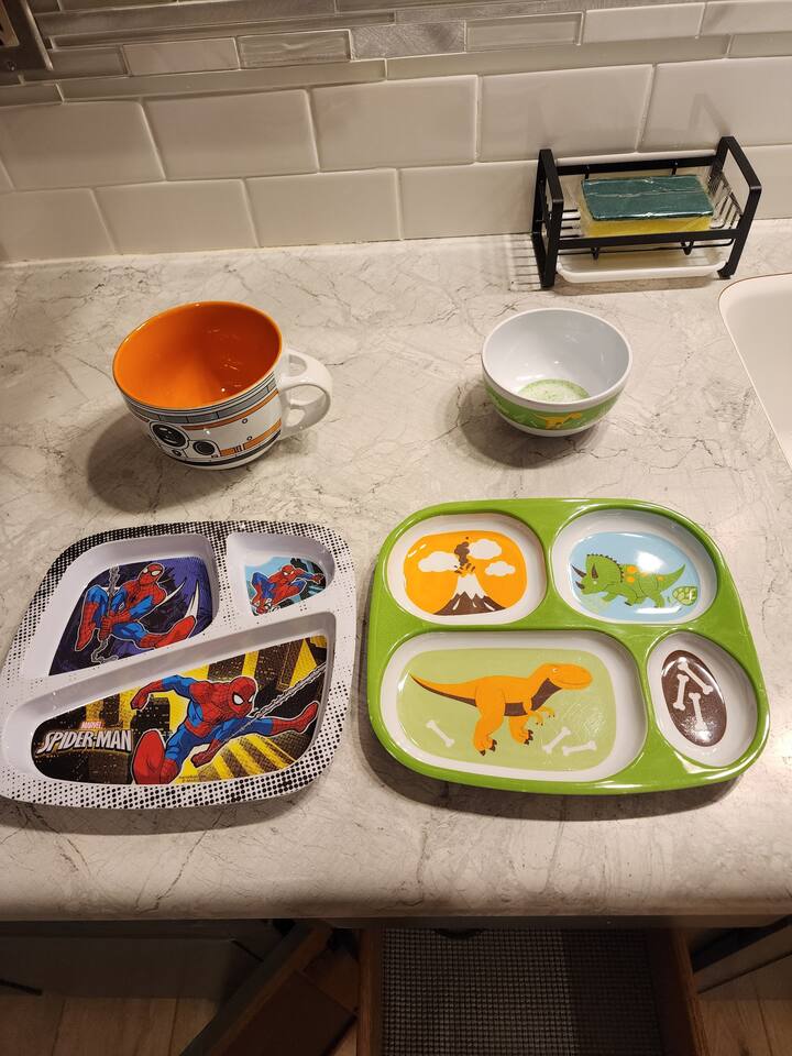 Fun kids plastic plates. 