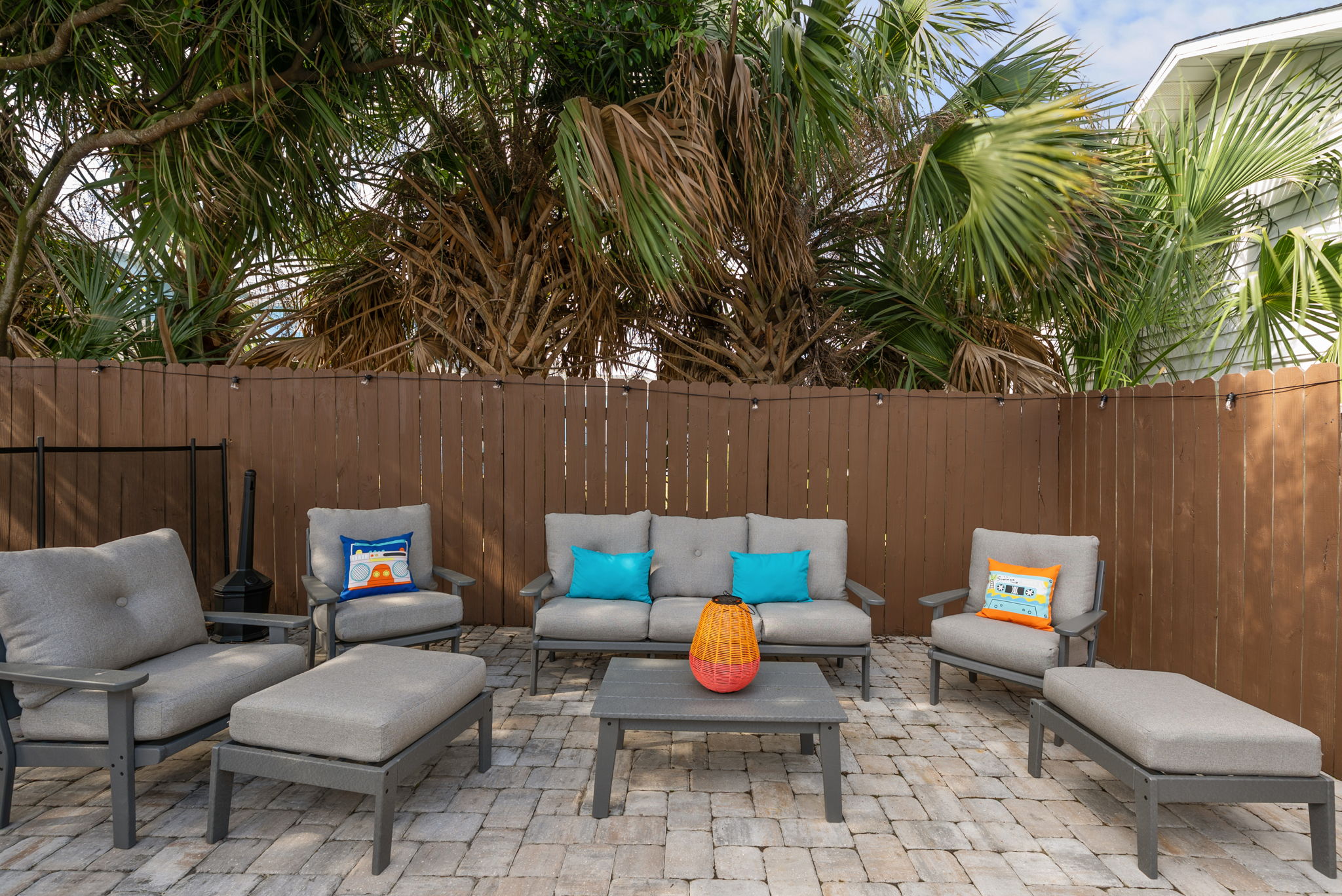 The outdoor lounge set fits your whole group for evening cocktails under the stars. Pull the ottomans close and settle in for the kind
of night that runs late.