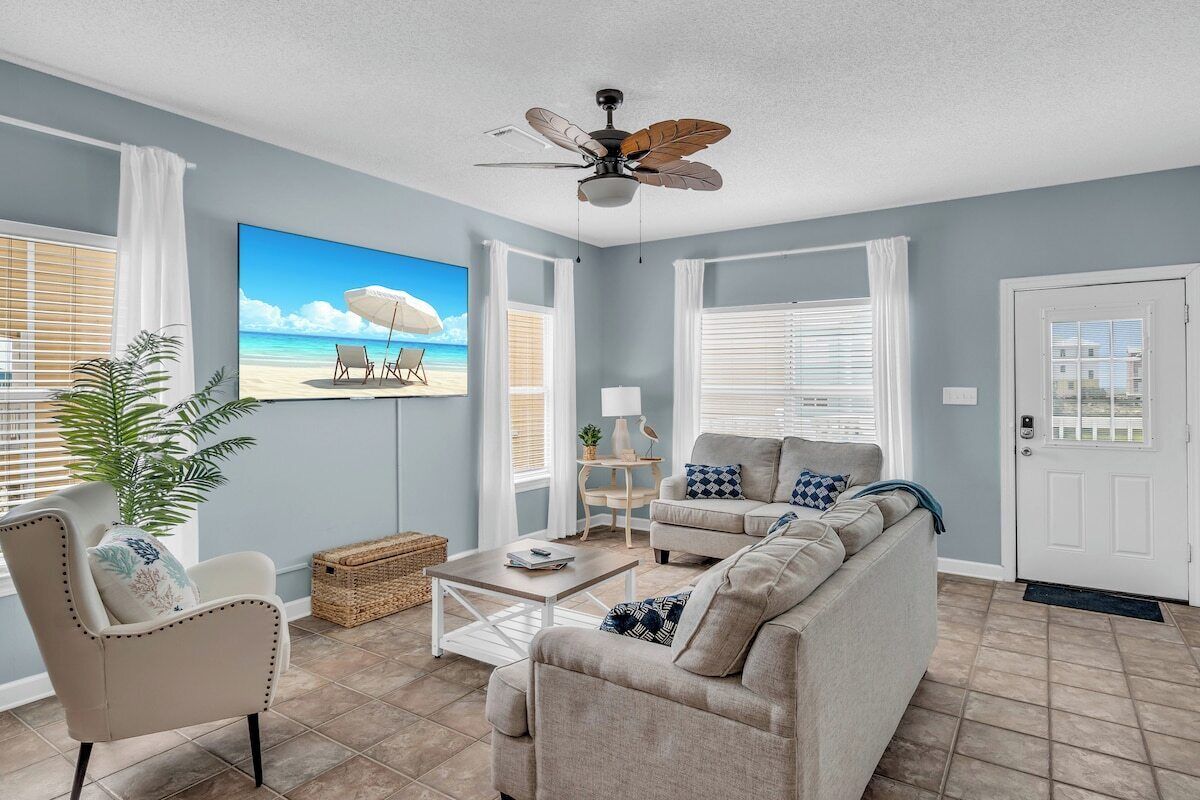 Living room, queen sleeper sofa, 4k tv