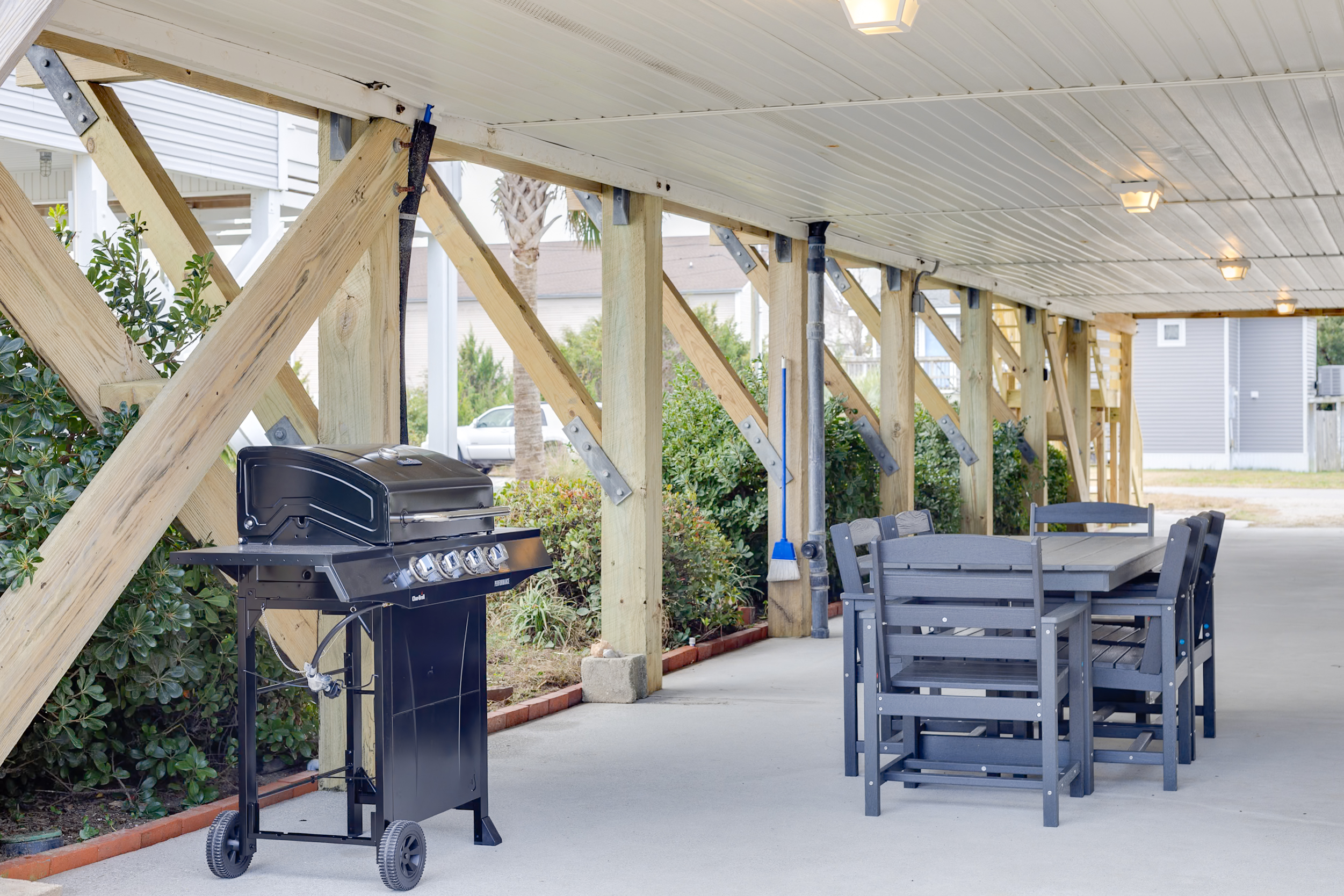 Propane Grill & Outdoor Dining