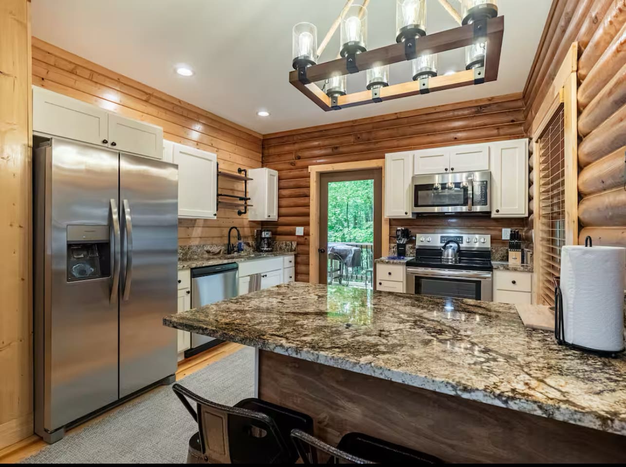 Updated and modern kitchen with everything you need
