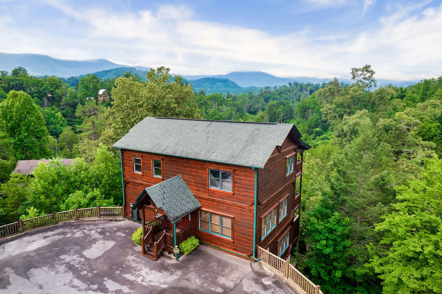 We're ready to host your Gatlinburg mountain getaway at Black Bear Bunkhouse. Enjoy stunning views & very easy access to downtown Gatlinburg.