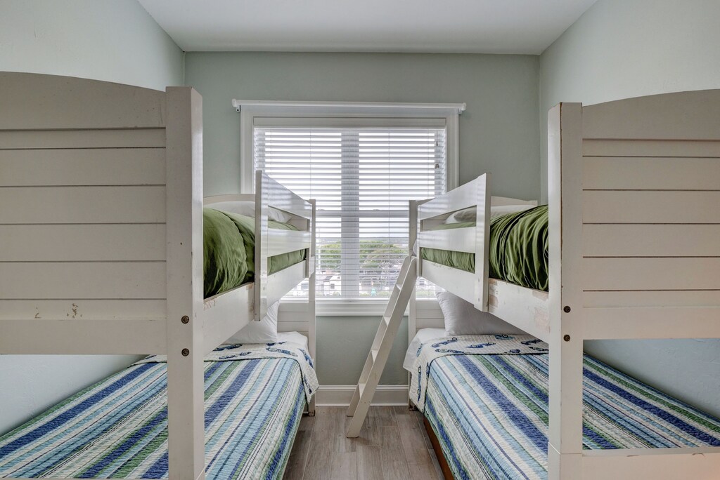 Stars - Bunk room with two sets of twin bunk beds