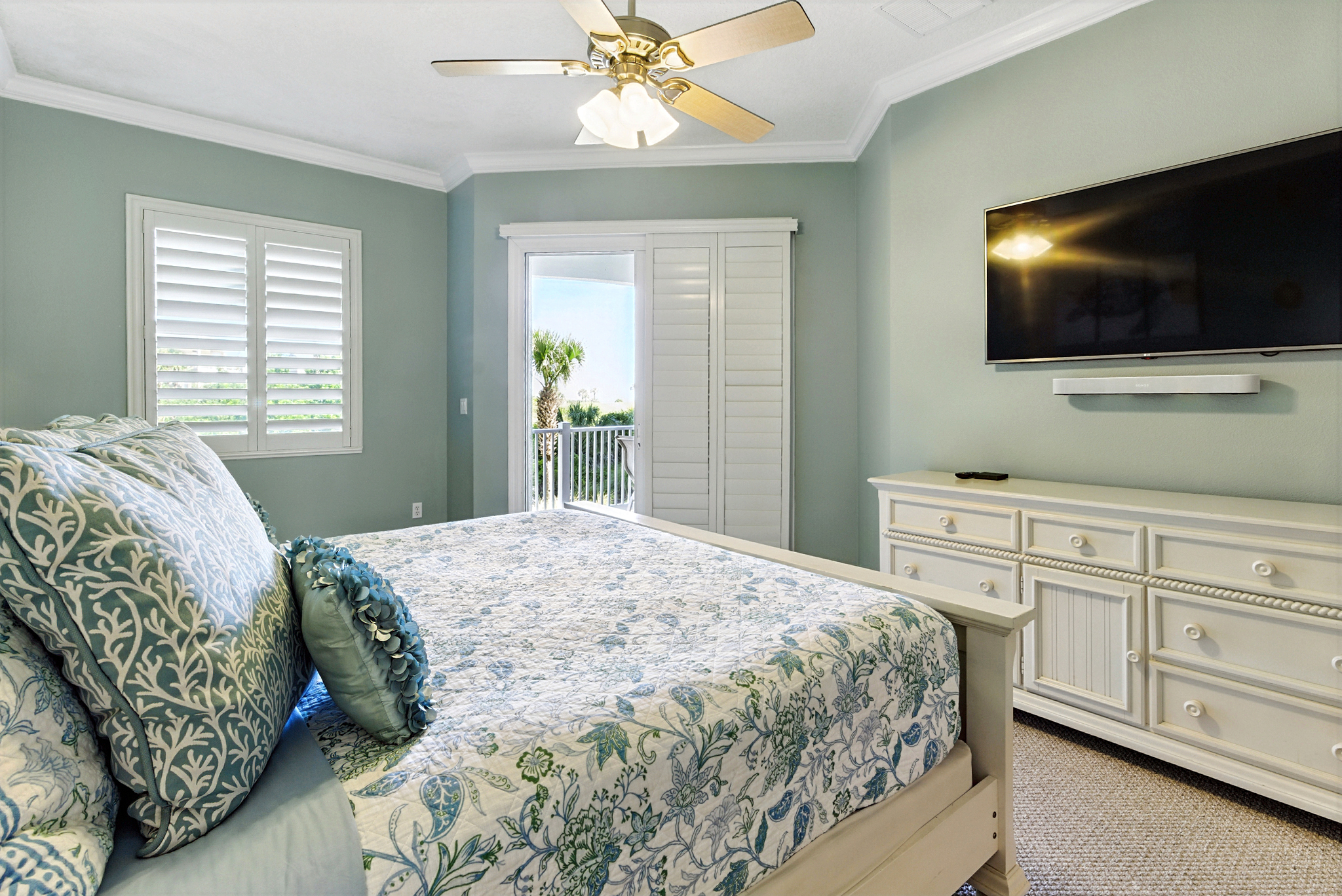 Wake up in this bright coastal king suite 🌊🛏️—soft ocean hues, comfy bedding, and a private balcony for that first cup of coffee with salty sea breezes. ☀️🌴
