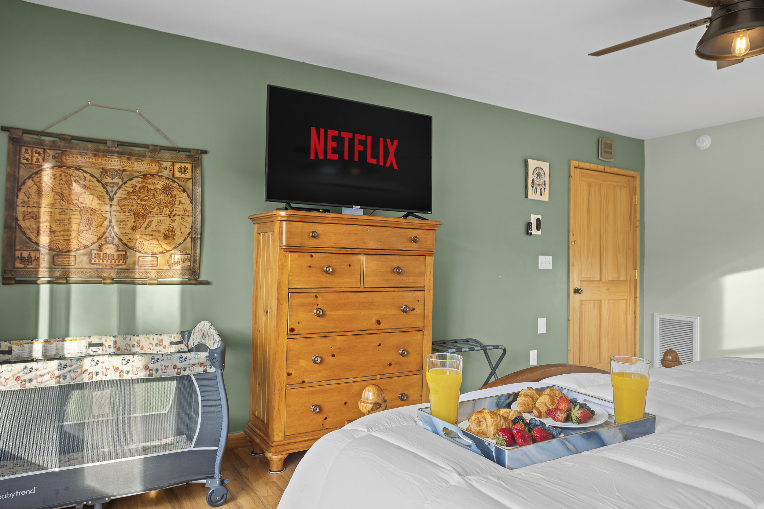 Master King Bedroom 1: Enjoy movie nights with Netflix in this charming, bright retreat!