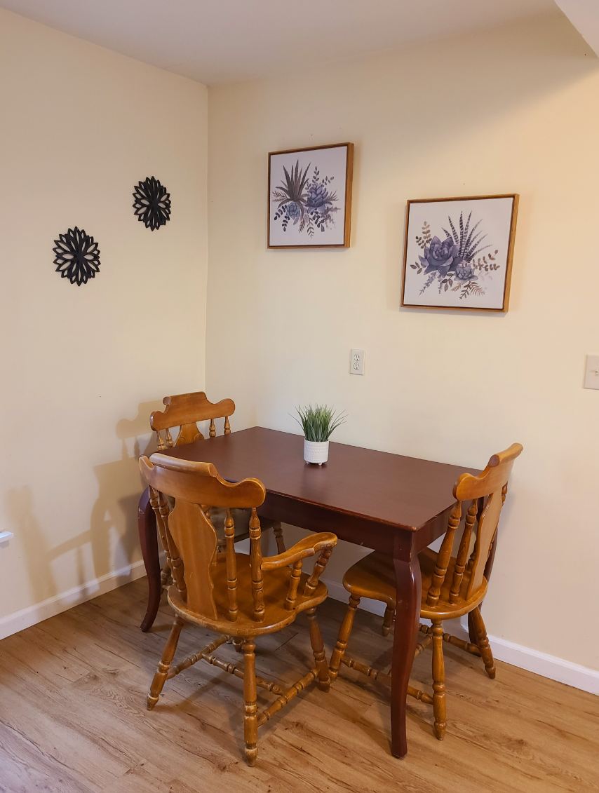 26 Columbia - Eat-in kitchen