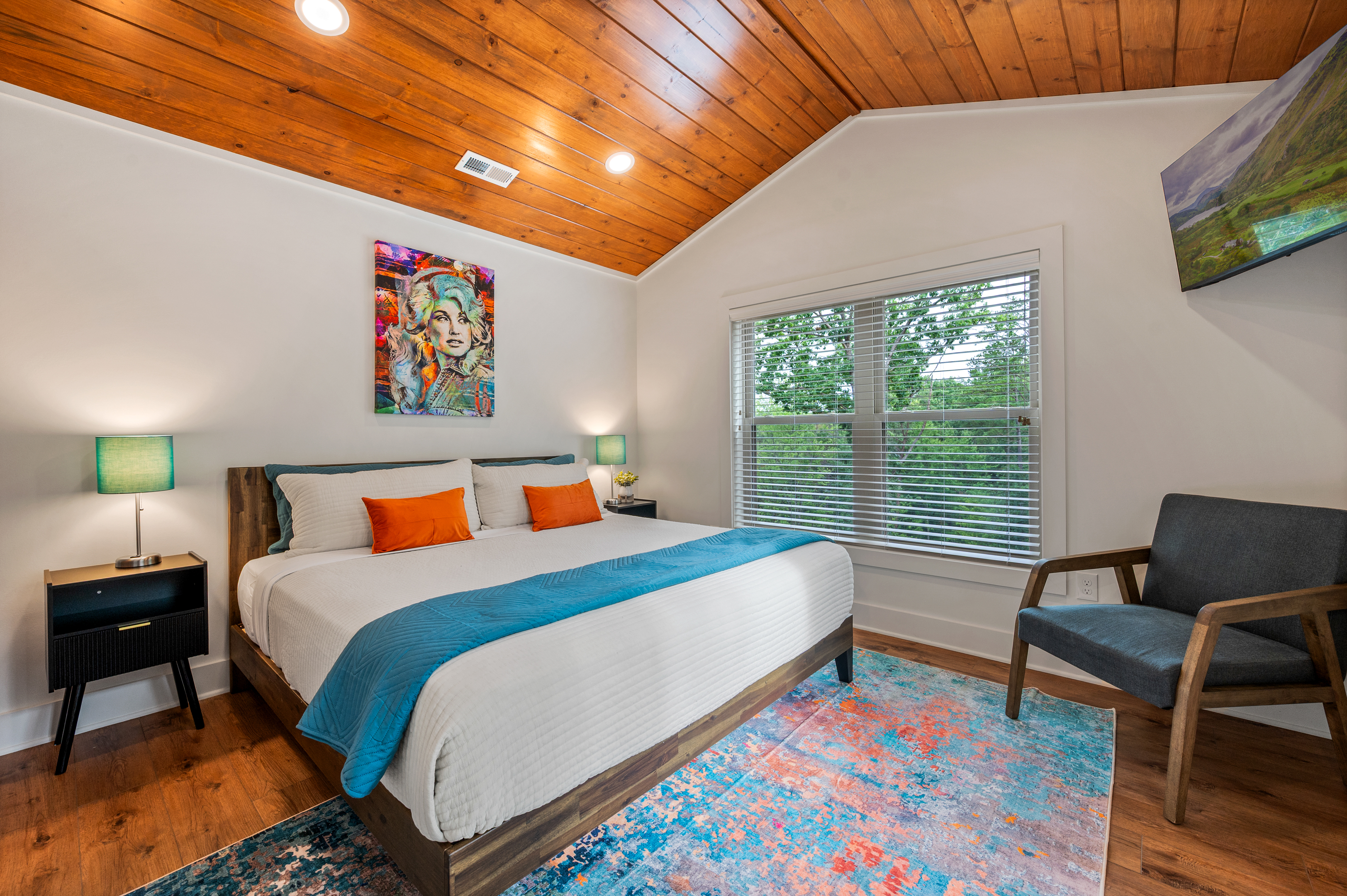 Retreat upstairs to your own private en suite. After an adventurous day, relax and wind down, watch TV, or just catch some rest in your own space. 