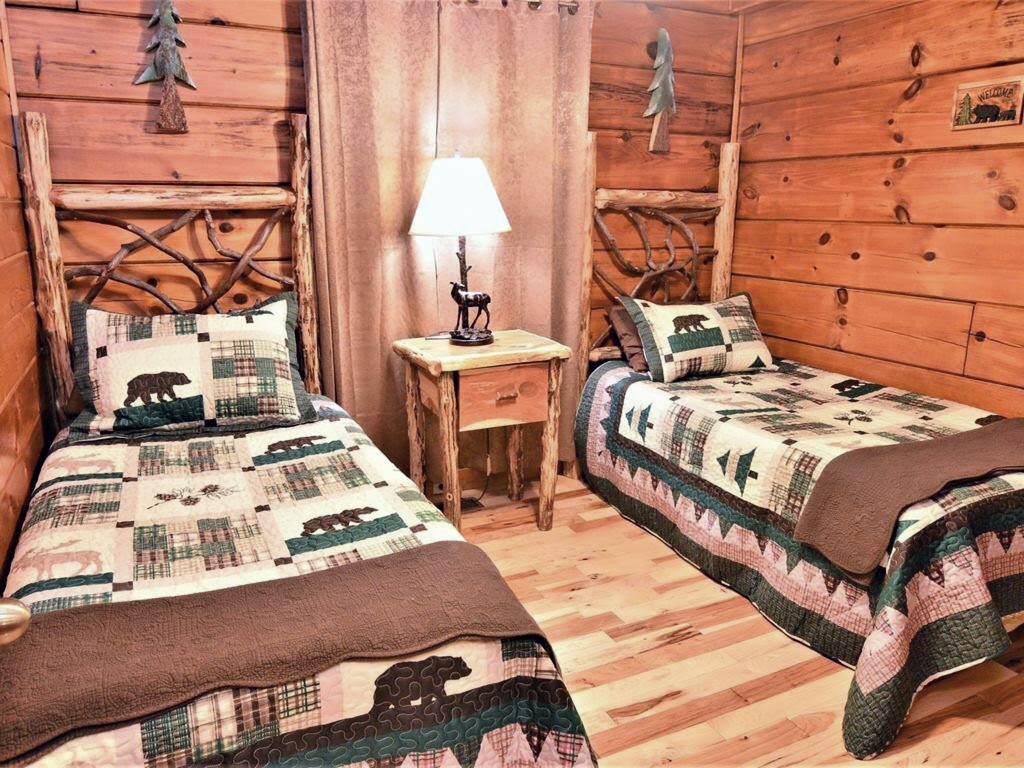 "Twin" bedroom downtown with en suite full bathroom