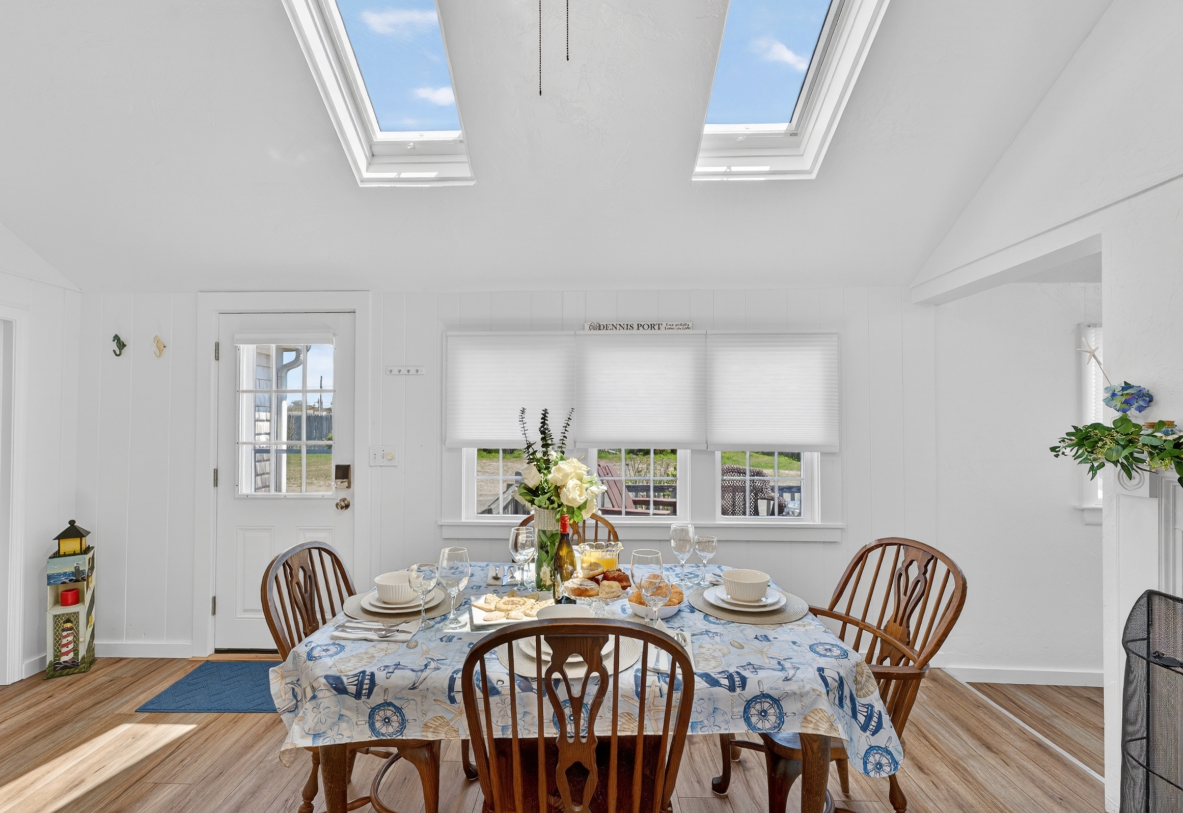 Comfortable dining area with seating for four, ideal for everyday meals and casual gatherings.