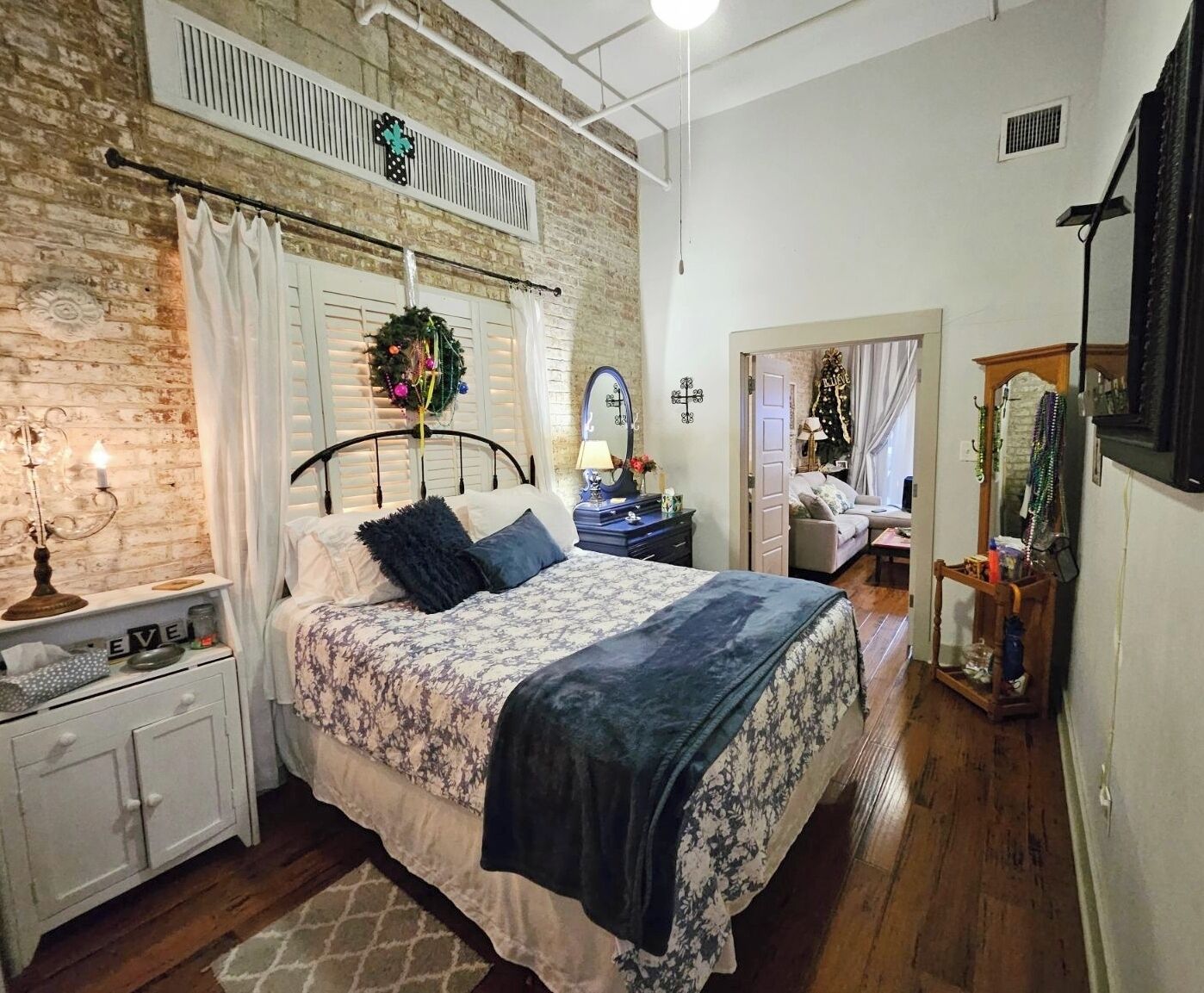 Queen bed, looking from laundry room - bathroom is on your right, behind you.