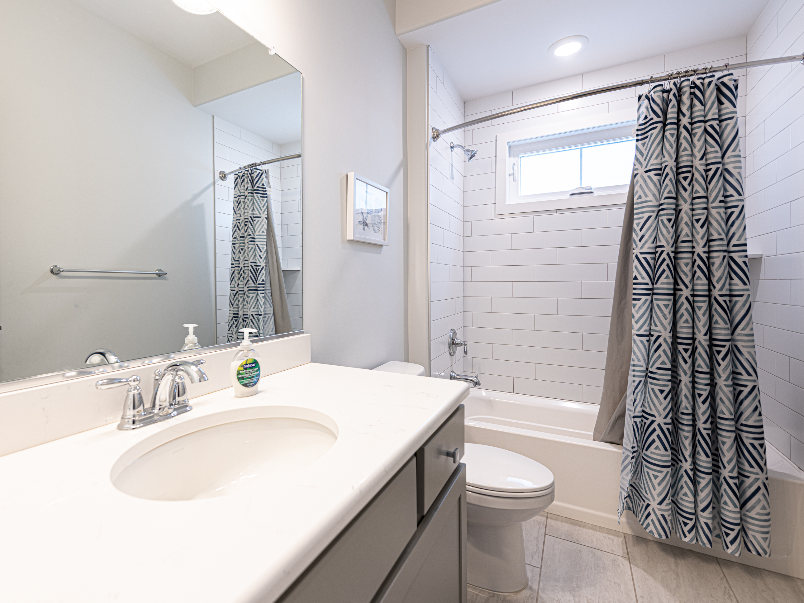Hall bath w/ Shower/tub combo