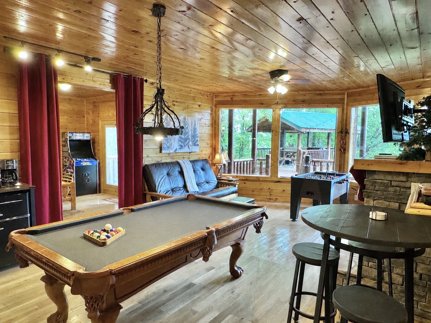 Pool table, foosball, two video arcades, TV, fireplace, mini fridge, coffeemaker and microwave!