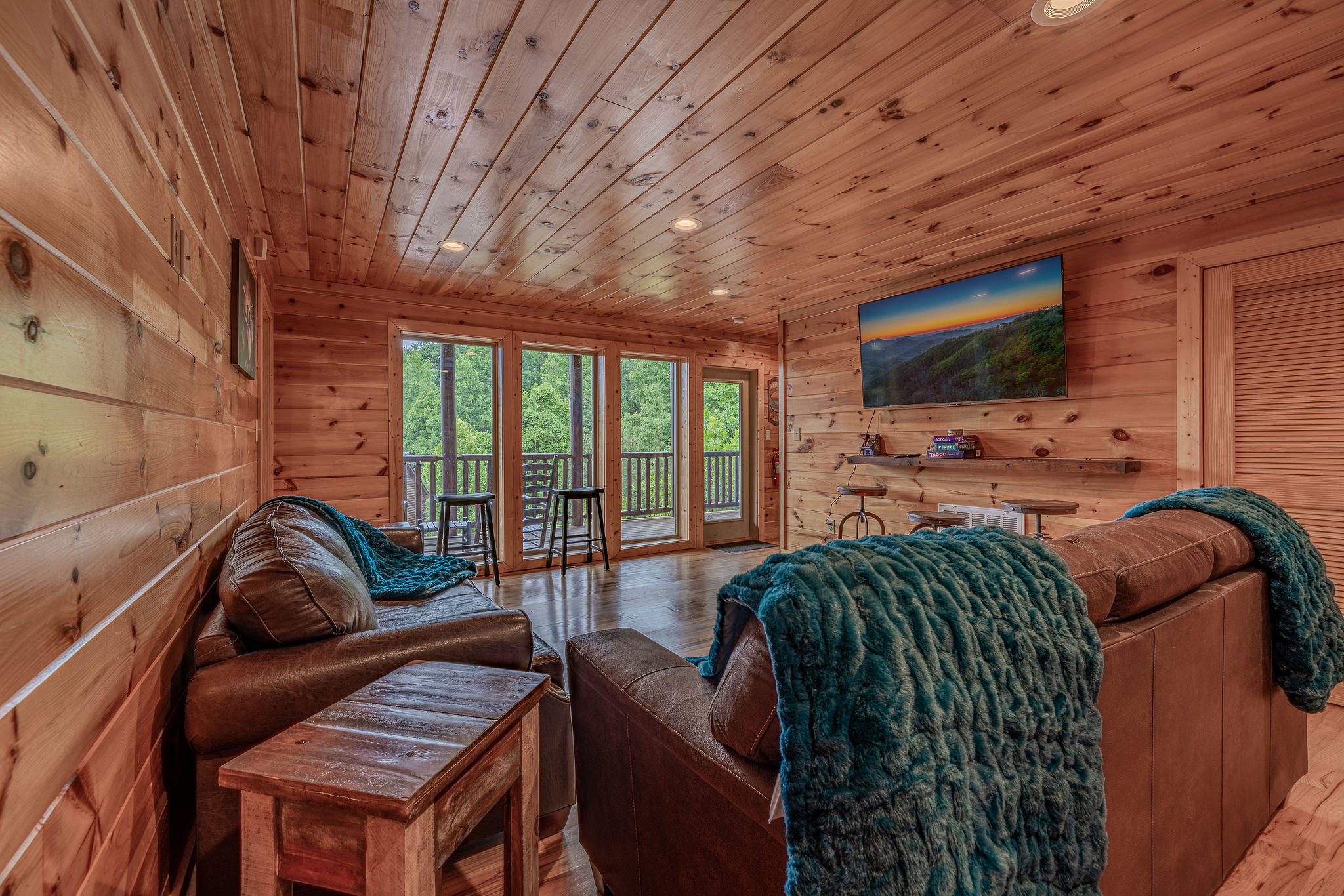 This space gives the group a cozy place to relax after Gatlinburg outings, karaoke nights, or a full day in the national park.
