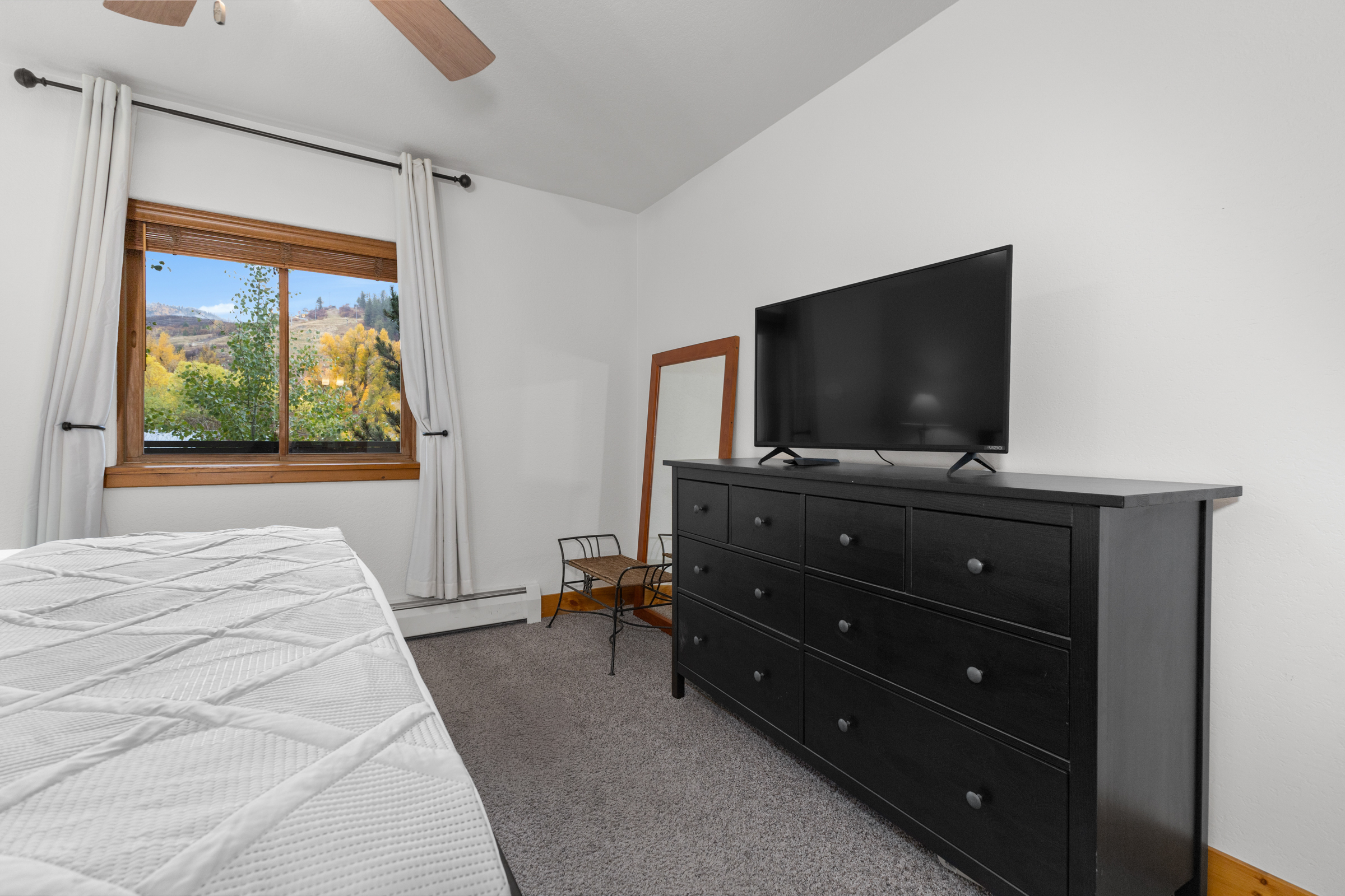 Ensuite Bedroom 1 | King Bed | Smart TV