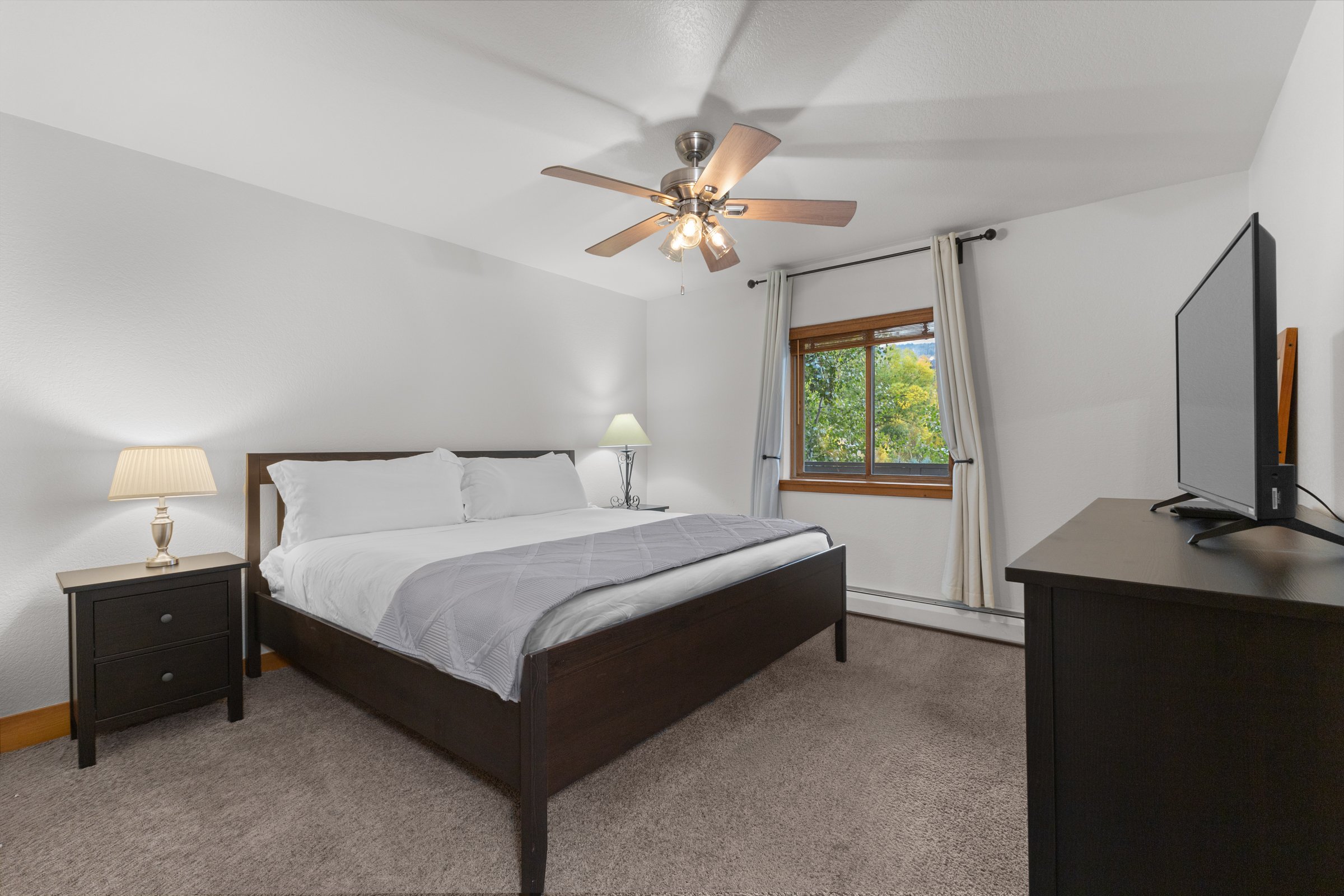 Ensuite Bedroom 1 | King Bed | Smart TV