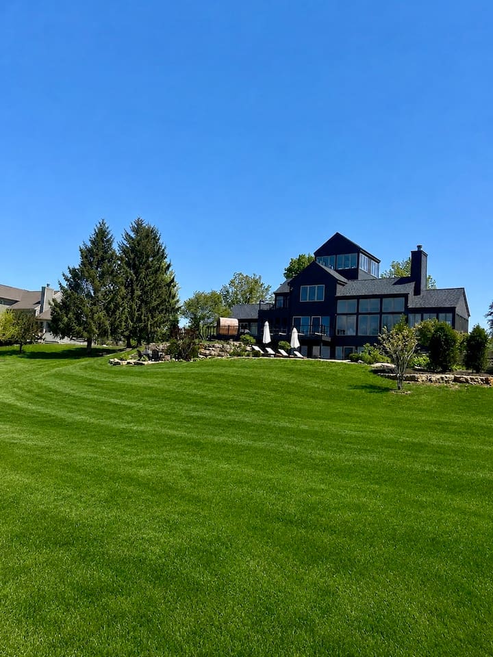 Large Private BackyarRoom to run. Kids, dogs, lawn games, the whole hilltop is yours.d