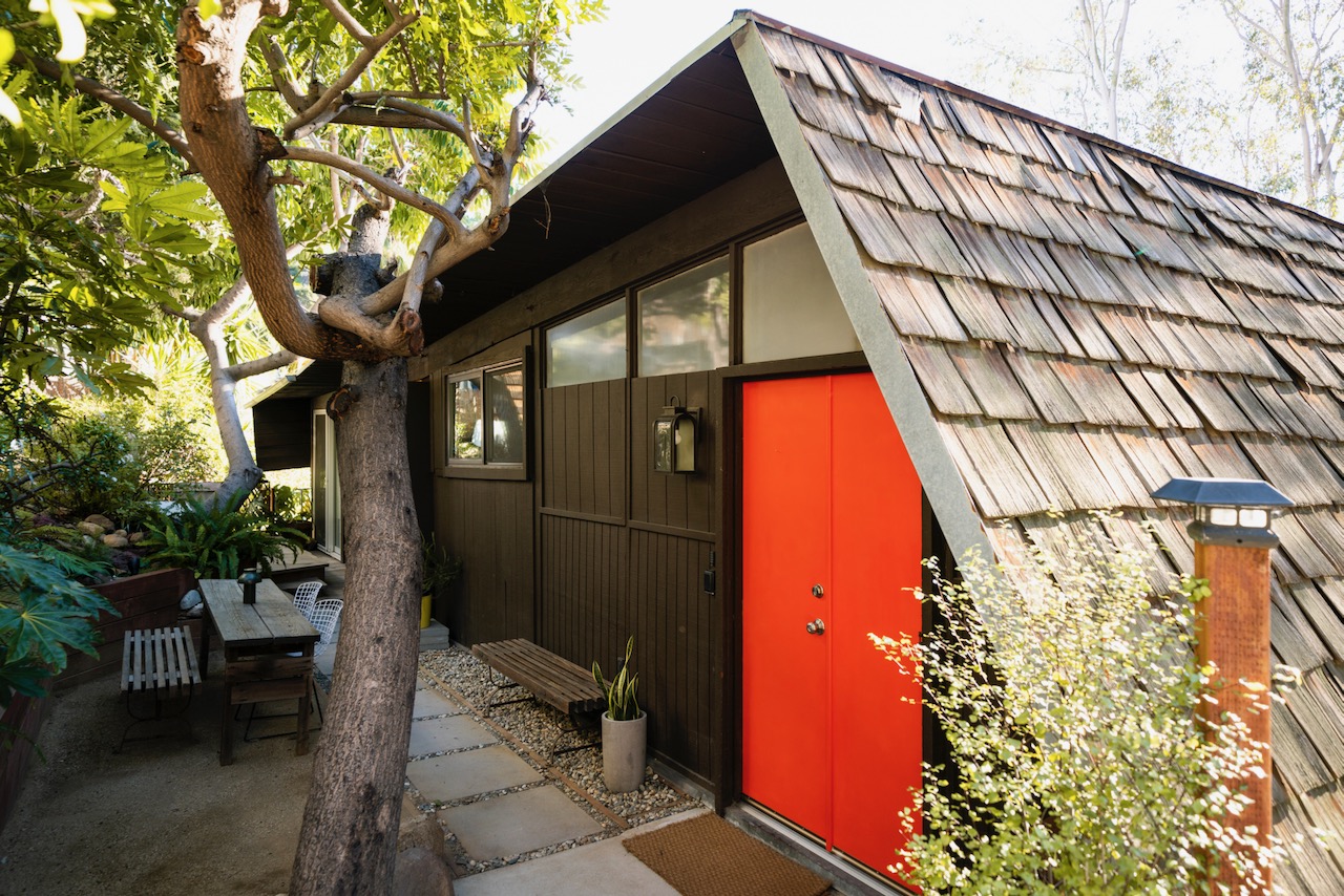 "Taste of Freedom: Dine Under the Sky in Your Cozy Cabin Setting"