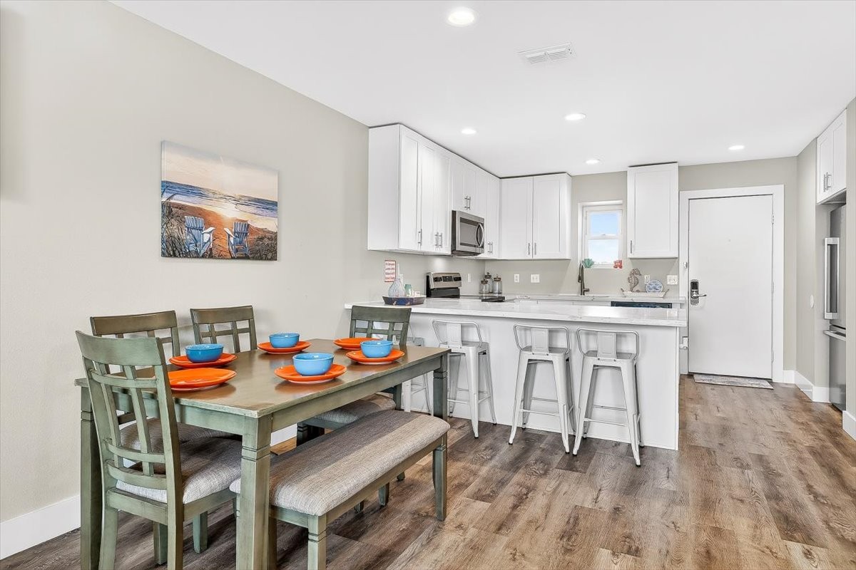 Dining Table & Island Seating