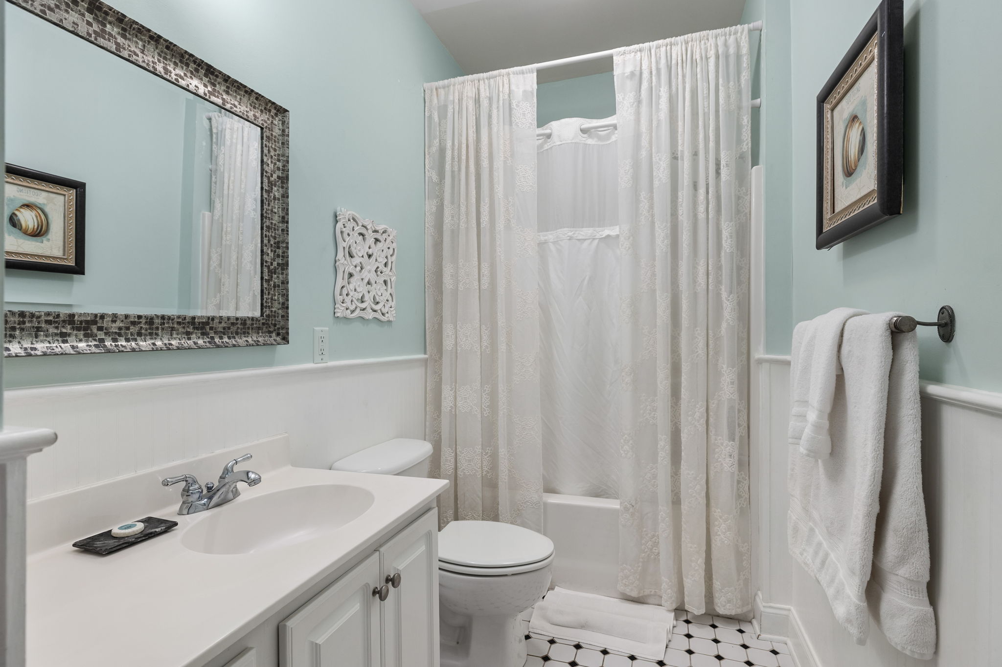 Hallway Bathroom shared by 2 Queen Bedrooms