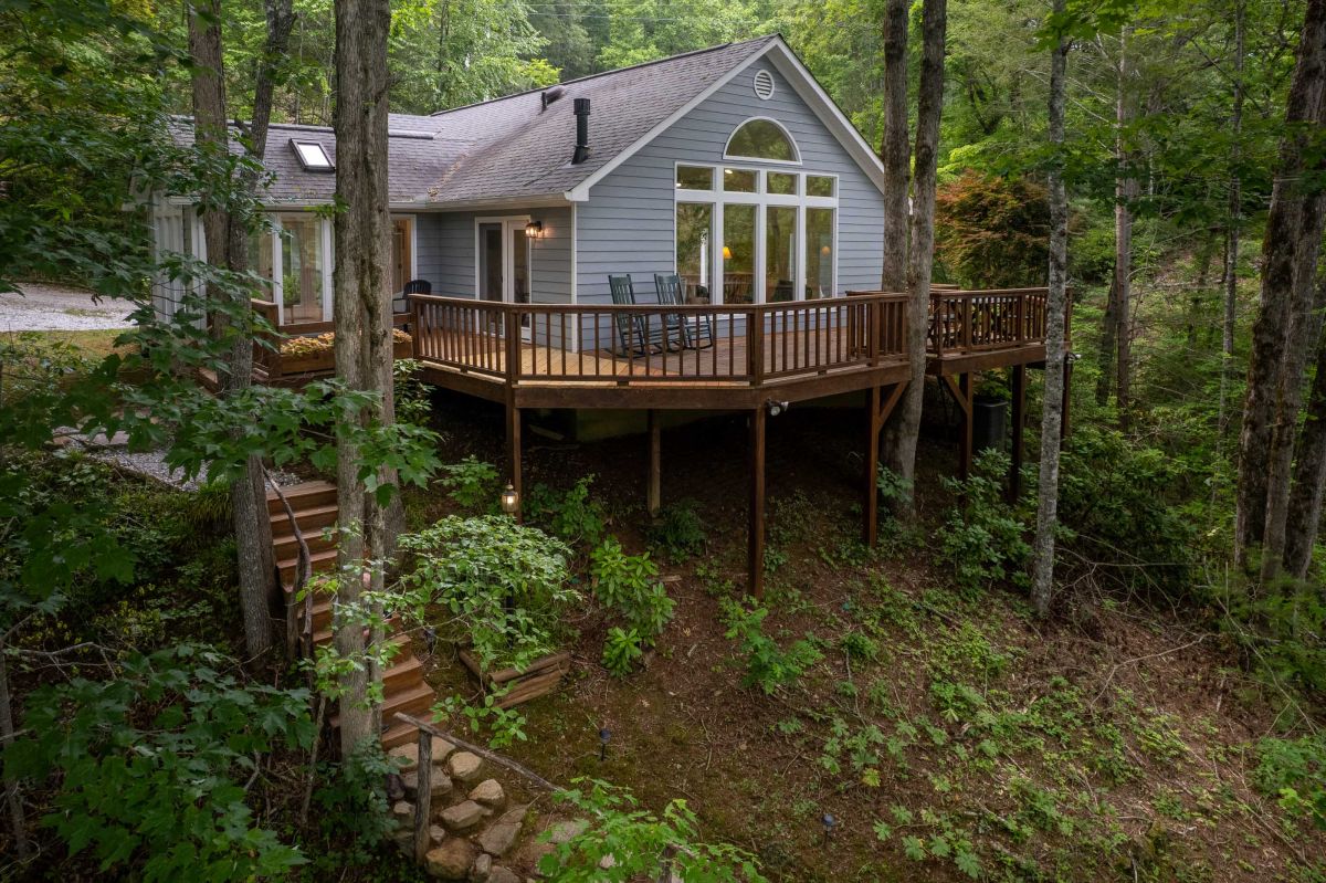 Charming Cabin Retreat: Escape to nature with wraparound decks and stunning forest views!

