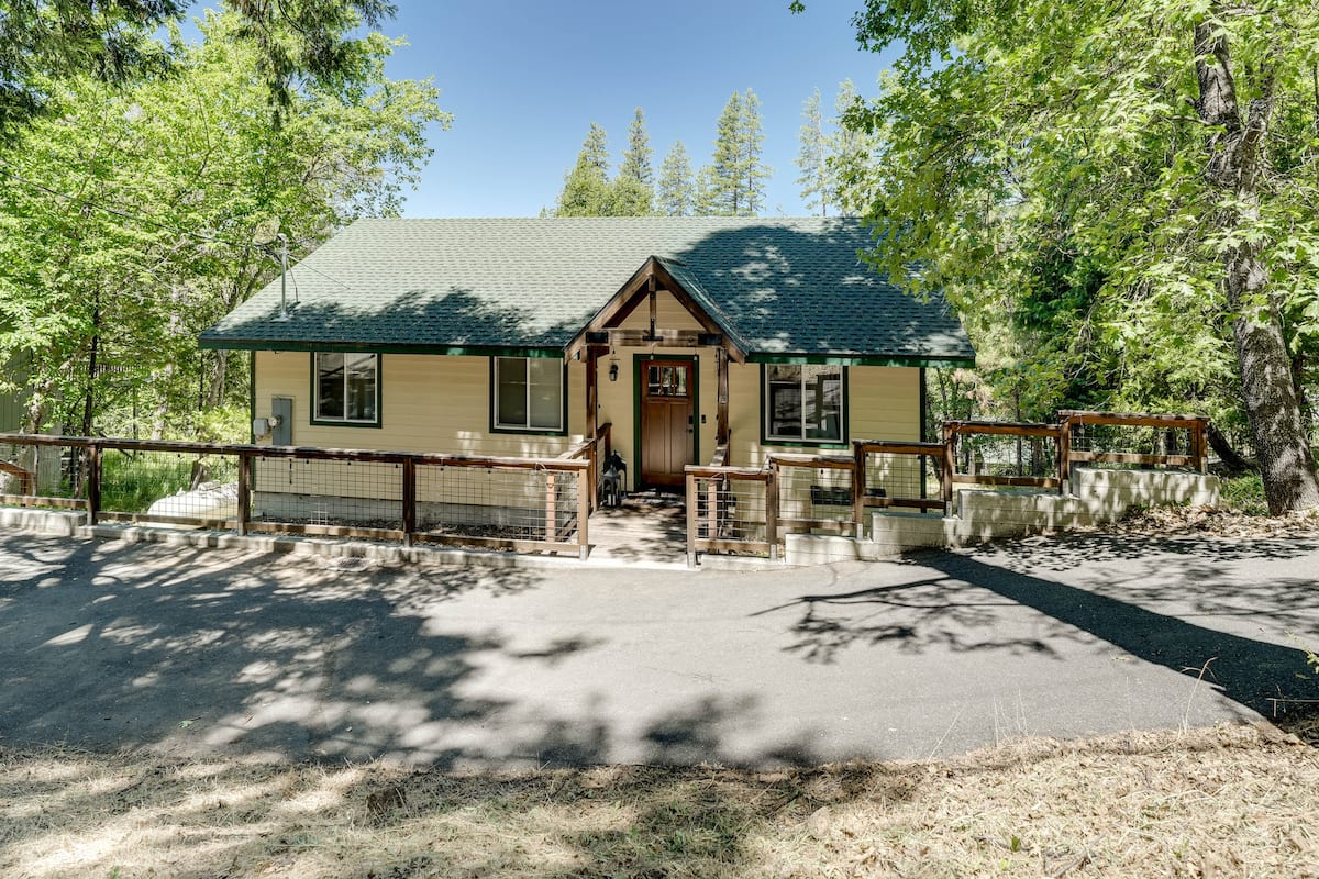Easy-access cabin just minutes from shops, dining, and local favorites