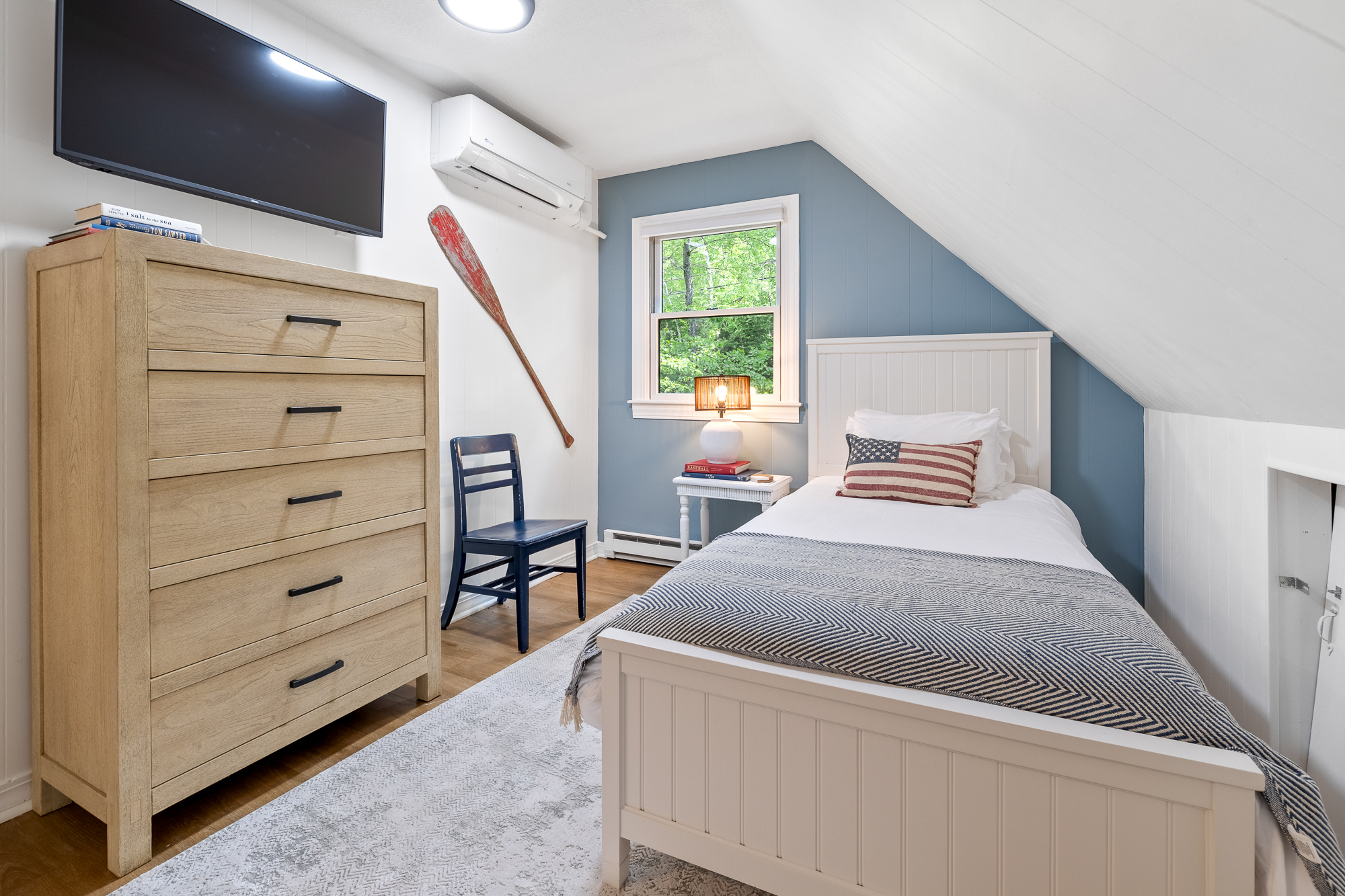 The other twin bedroom