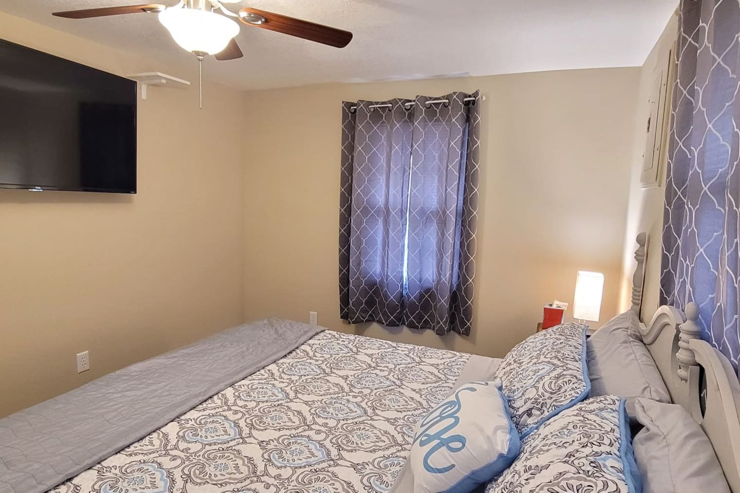 Master with 55" 4k tv with Roku