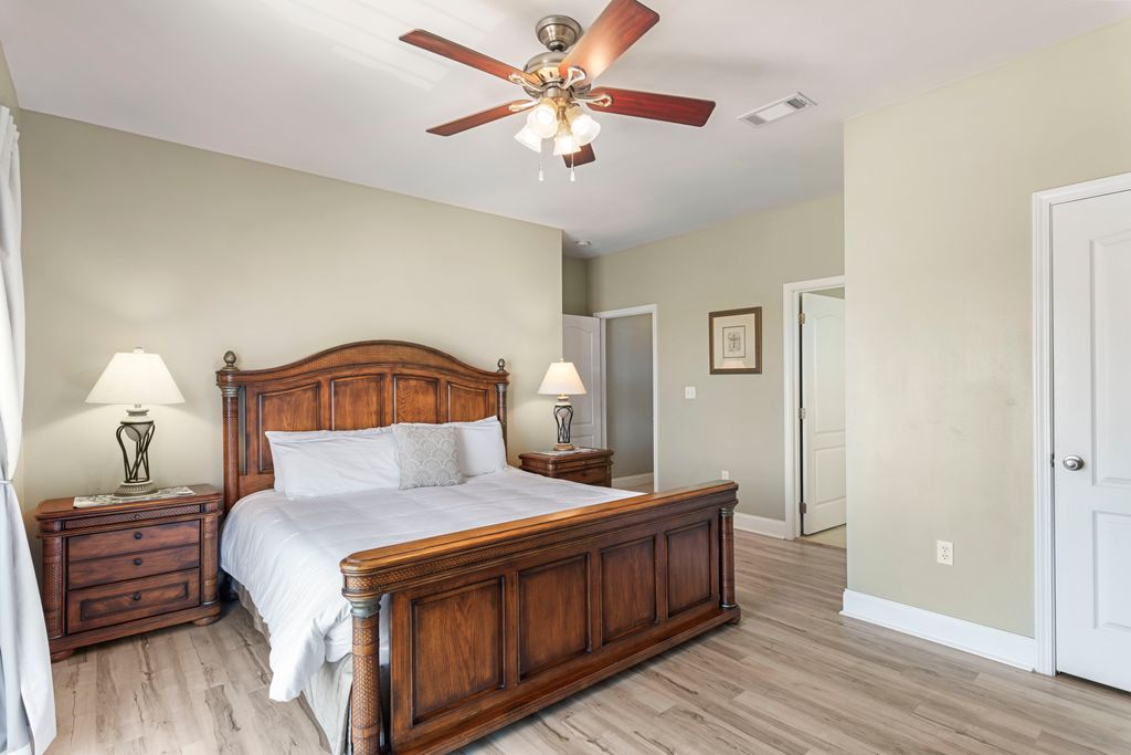 Third Floor: Bedroom 5
Queen bed with a private en-suite bath.