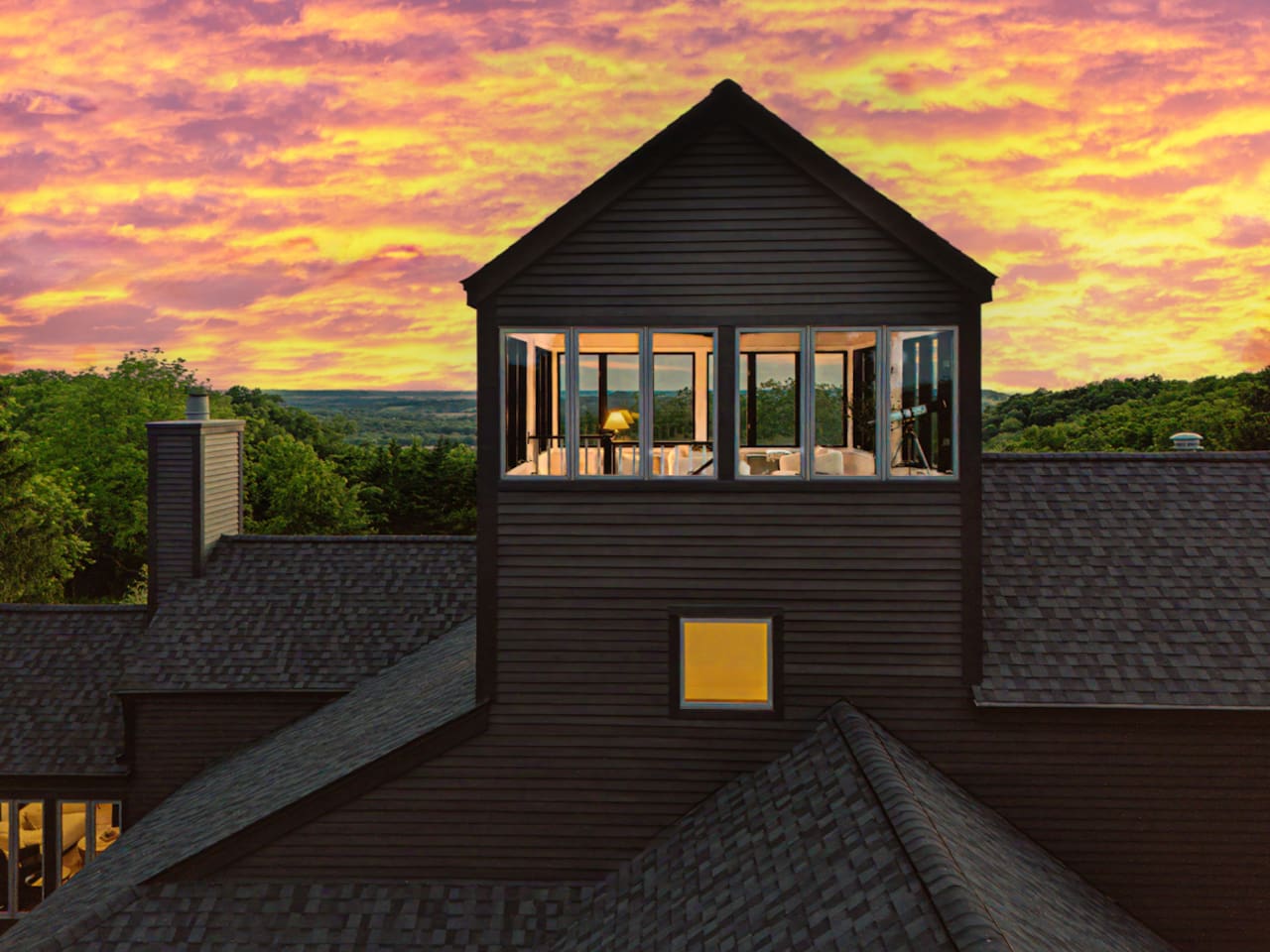 The tower at golden hour. This is the room everyone claims first! Come enjoy early morning sunrises or evening sun sets. Great view of Venus and Jupiter in the evening. 