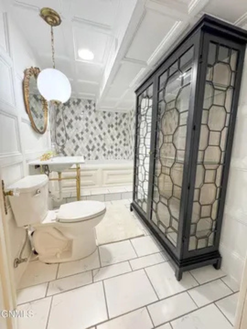 This well equipped bathroom feels modern, clean, and easy to enjoy during your stay.