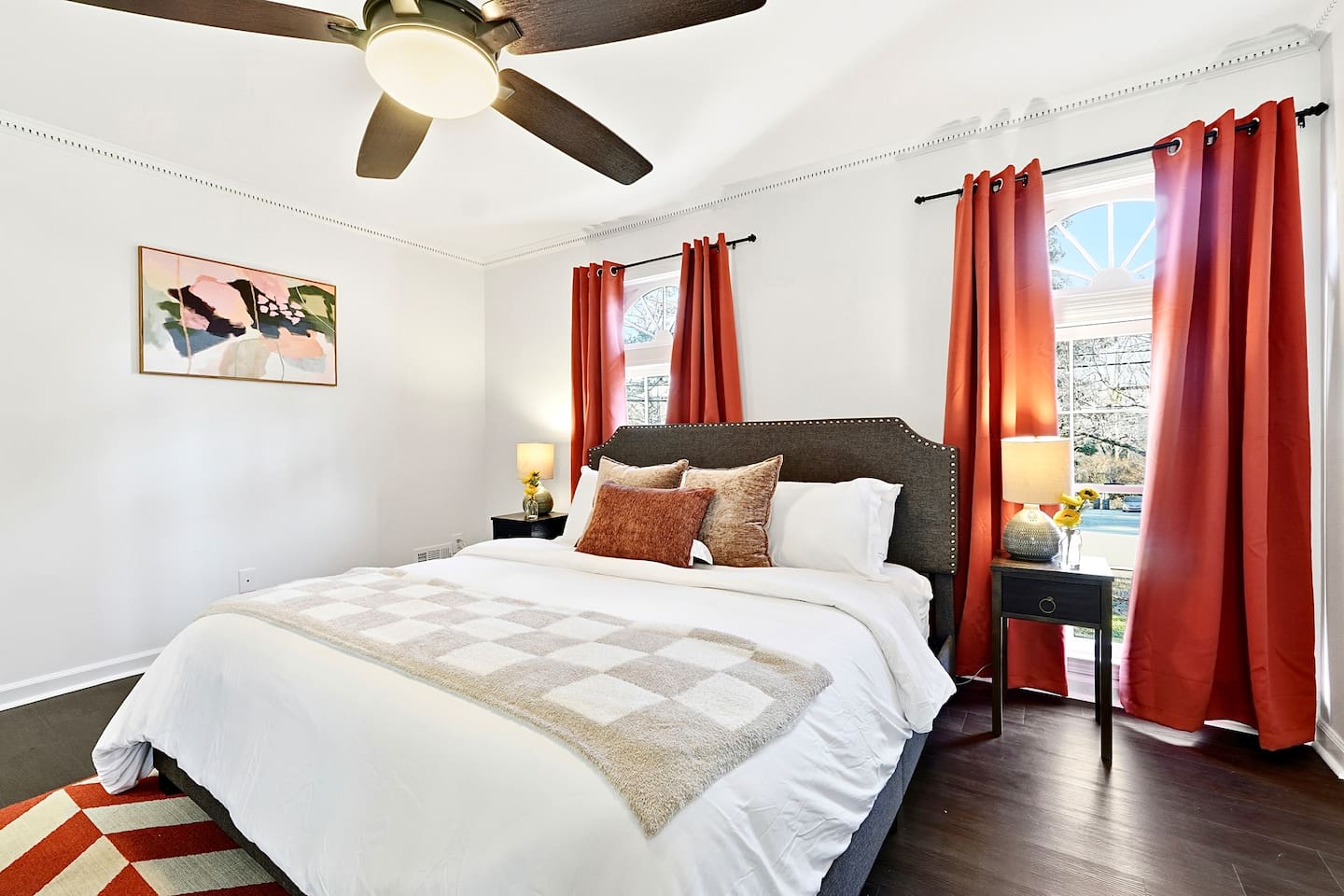 Conveniently located left of the glass front entry, this cozy bedroom offers a king bed and features a smart TV. This room includes 2 full-size towels, 2 hand towels, and 2 washcloths provided for your comfort.