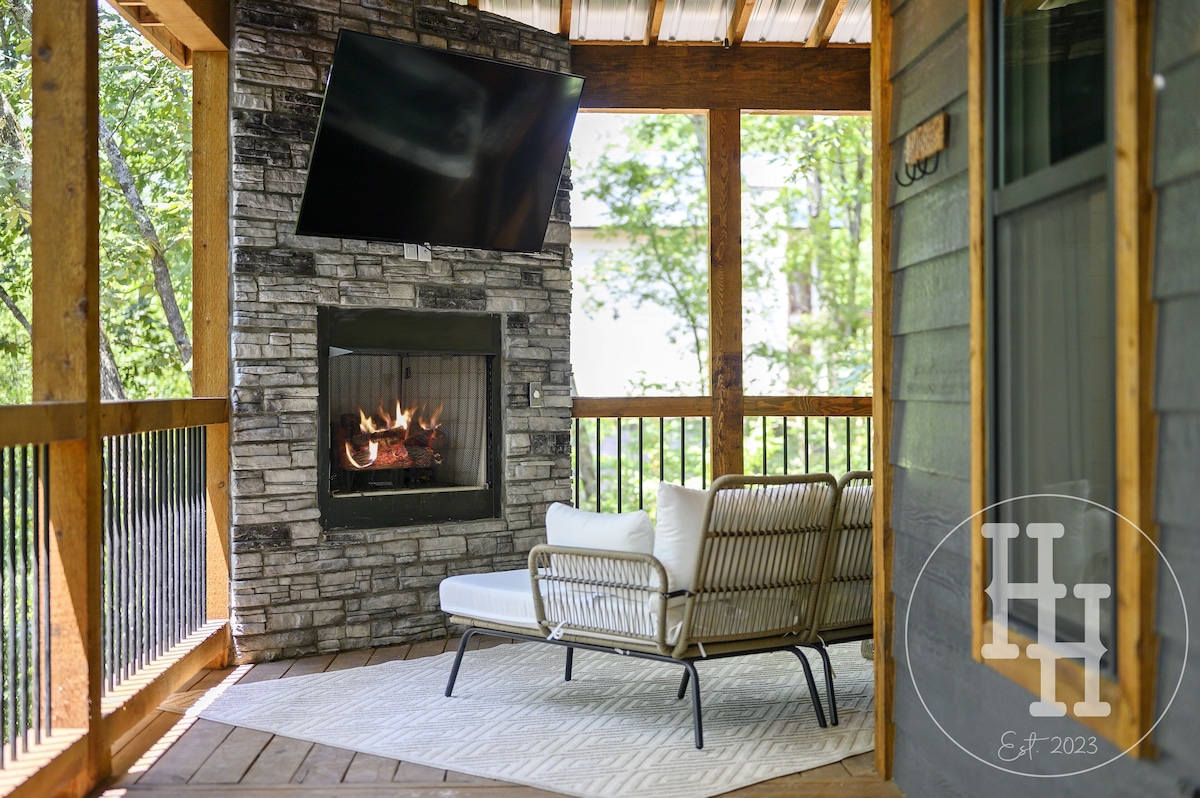 Enjoy your favorite entertainment from our outdoor living space. Smart TV