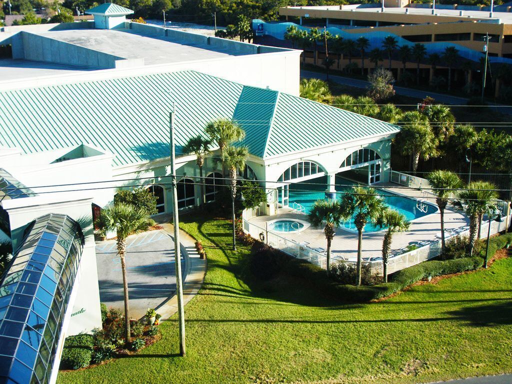 Indoor/Outdoor pool. Heated (seasonally)