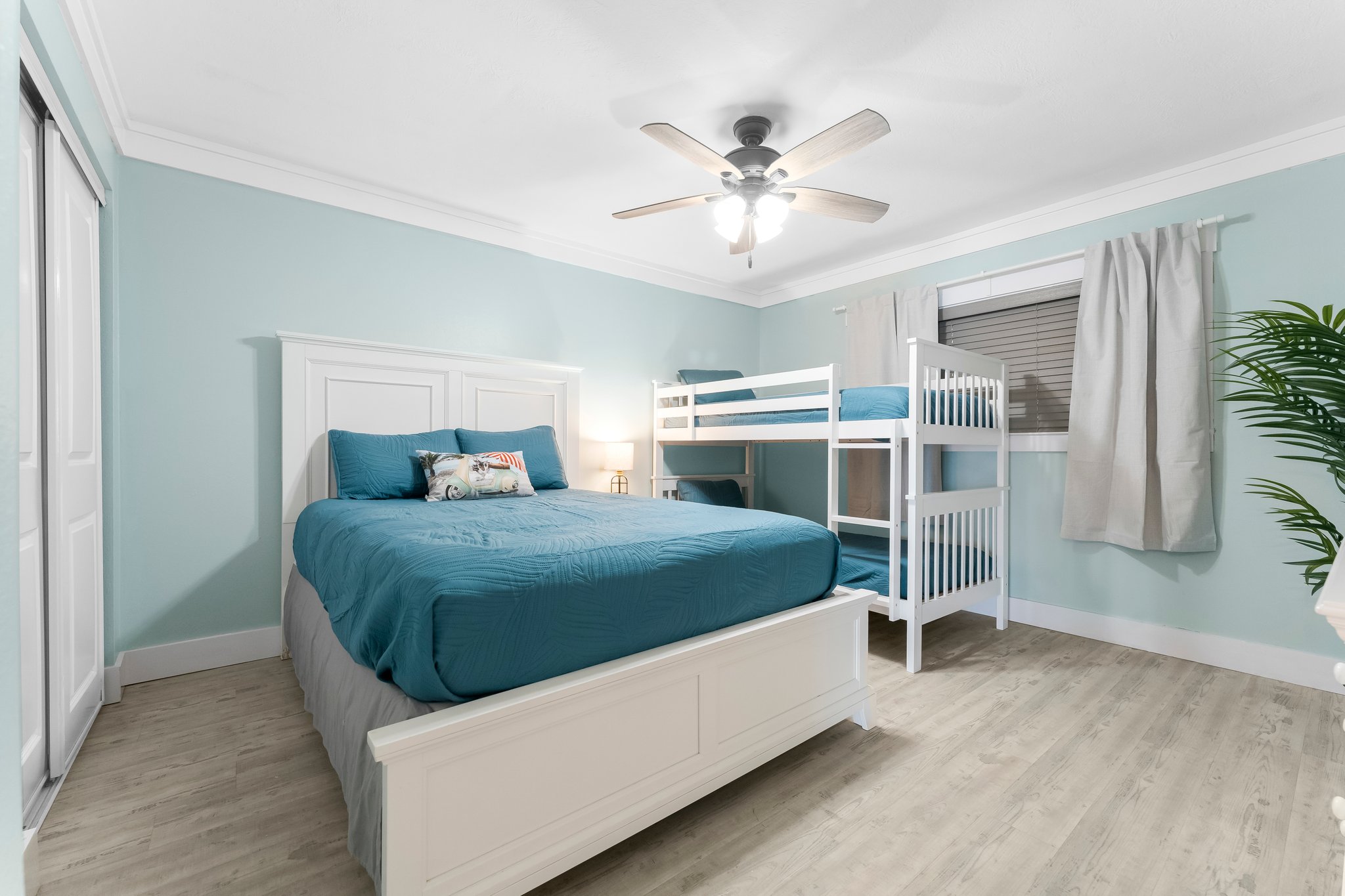 Whether you're enjoying a family getaway with up to four kids or embarking on a romantic retreat with another couple, Yelleville caters to all your needs. Our guest room is thoughtfully furnished to provide comfort and convenience for both scenarios.