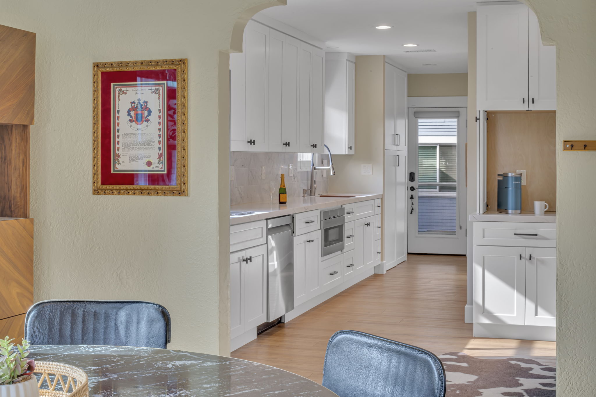 Modern Kitchen: Enjoy gourmet meals in this sleek, sunlit kitchen!