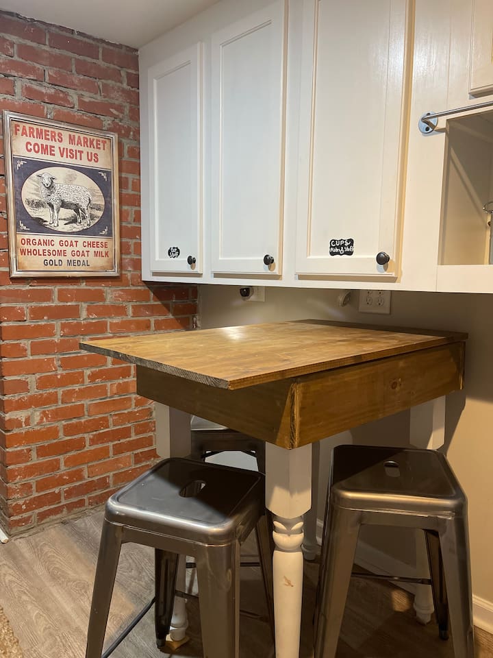 A small table and stools to grab and enjoy some grub. 