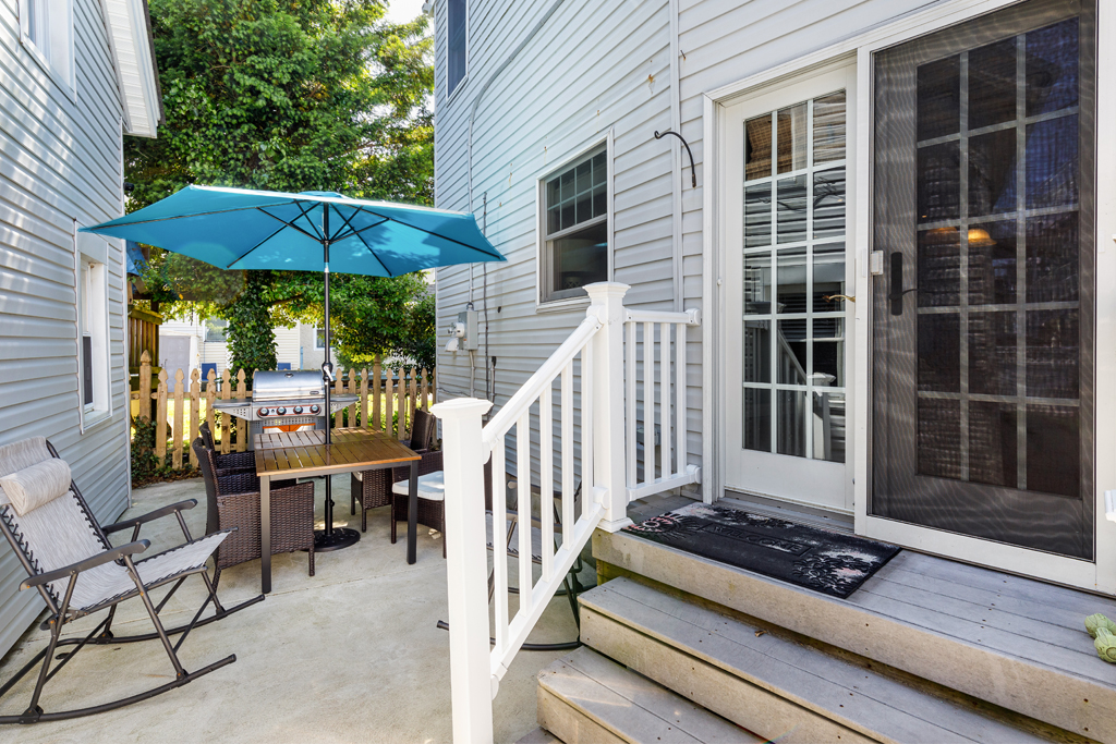 Get cooking on the BBQ and enjoy this outdoor dining area for those beautiful summer nights.