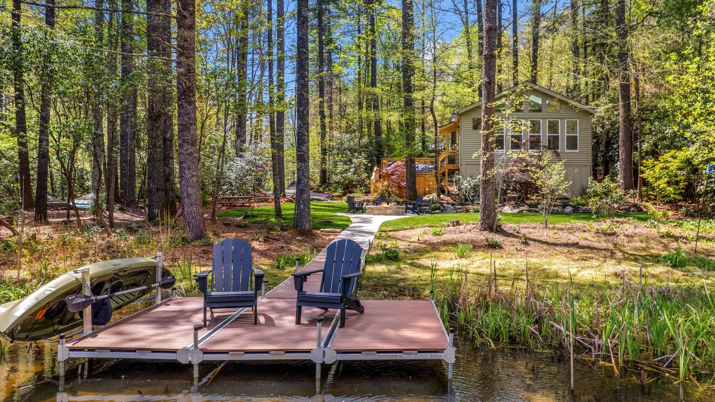 This charming cottage is just a stroll to Buck's Coffee Cafe, The Farmer's Market, Whiteside Brewing, The Village Green, and many shops and restaurants.