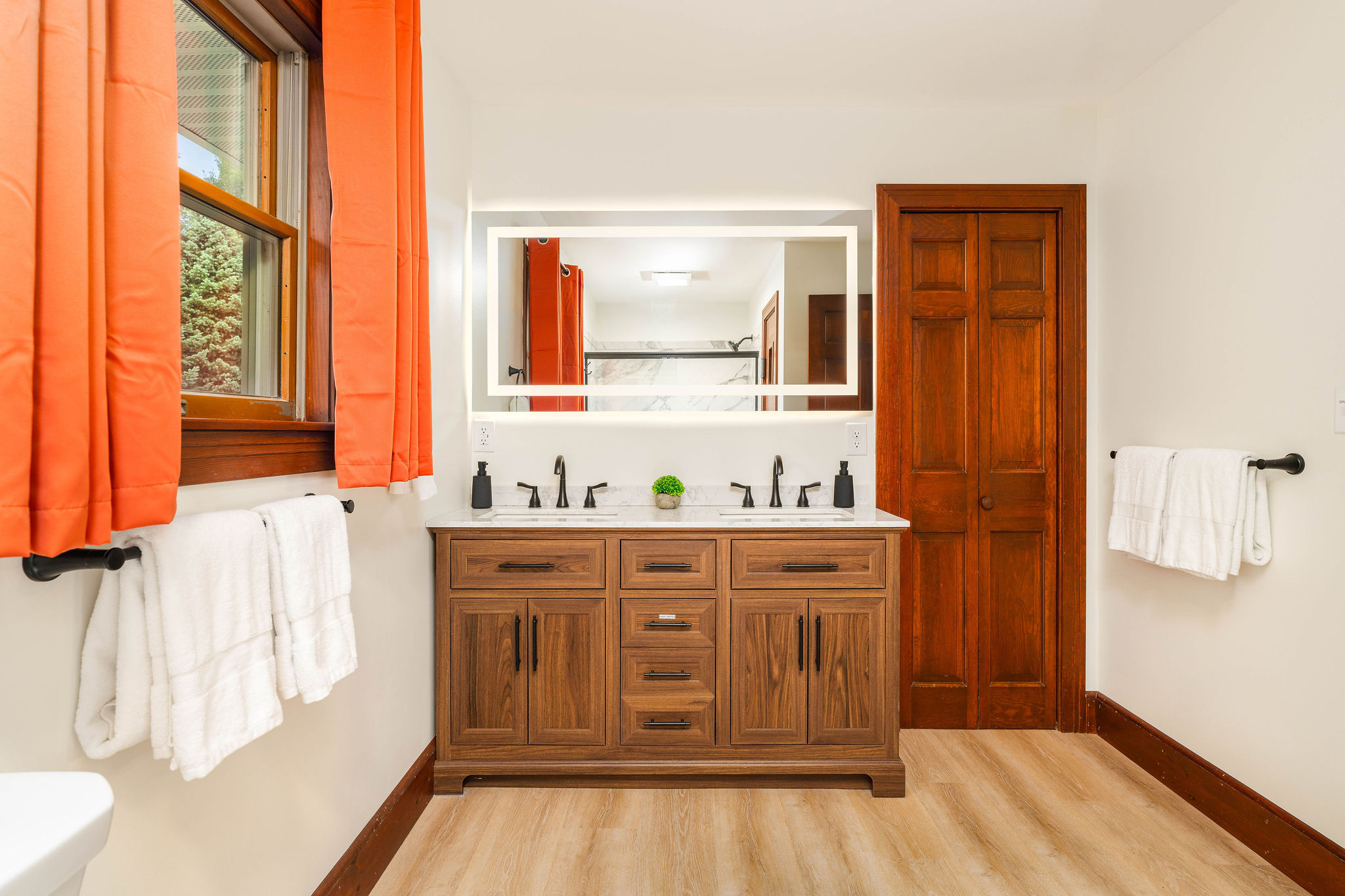 🚿 Primary ensuite with dual vanities, lighted mirror and a walk-in shower.