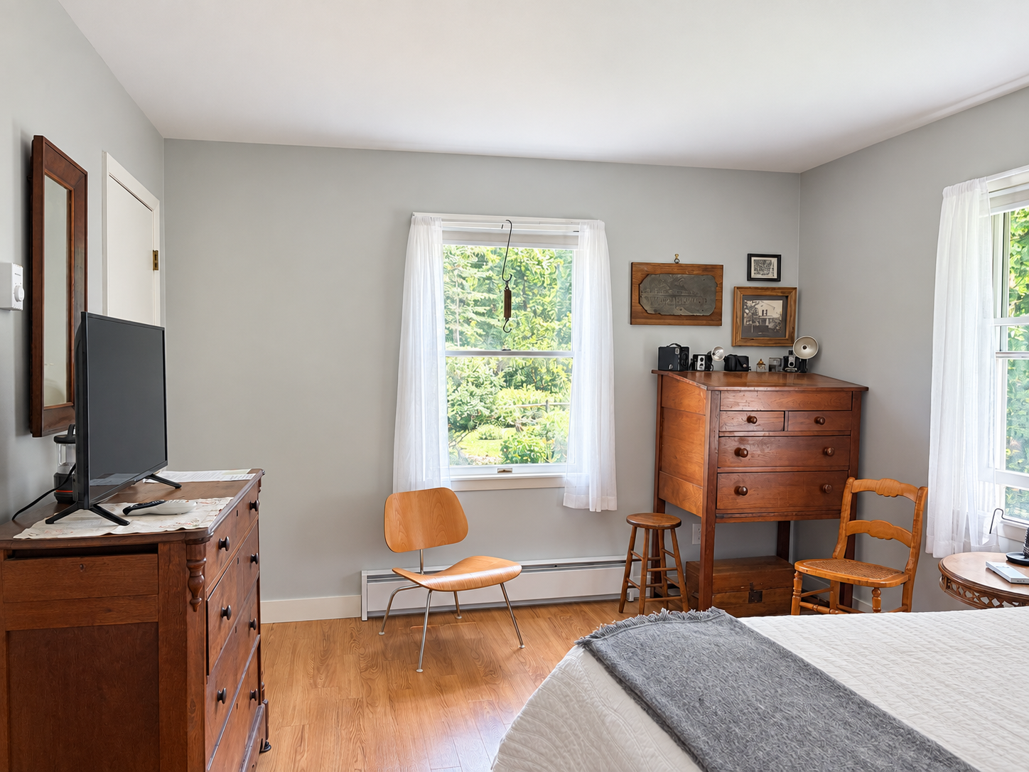 Another view of the king bedroom.