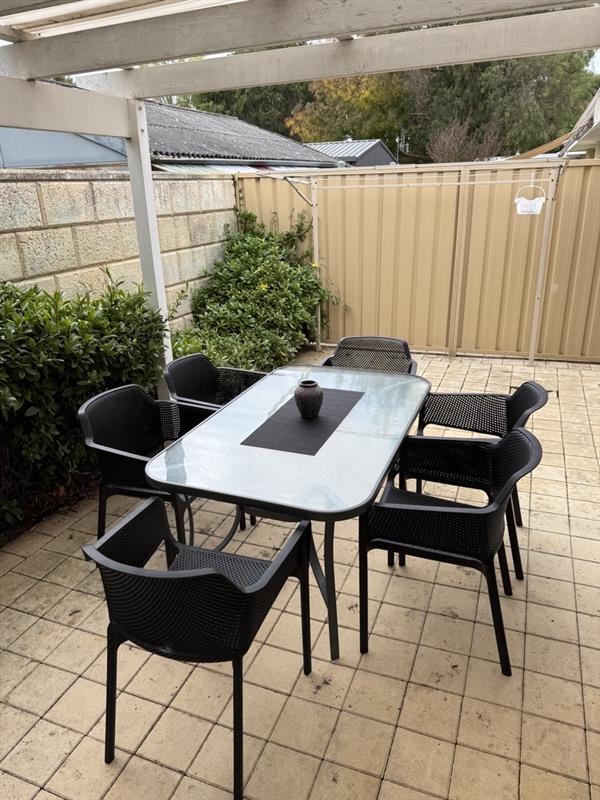 Outdoor dining for 6 people, includes BBQ