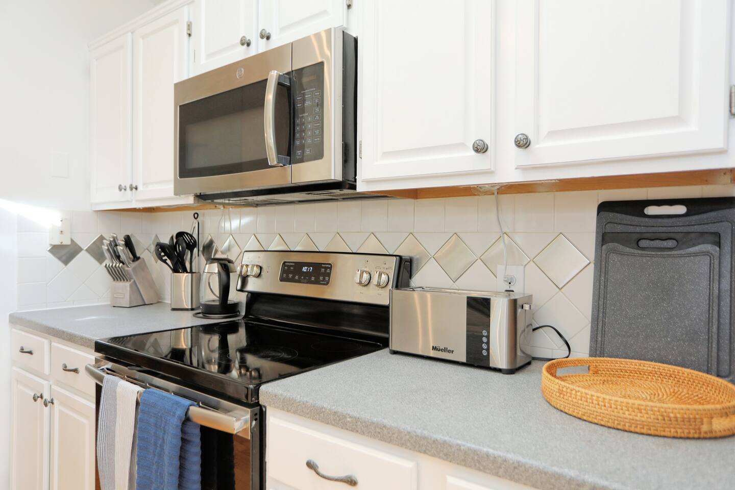 Full KitchenCook with ease in the fully equipped kitchen, featuring modern appliances and all the essentials for preparing delicious meals.