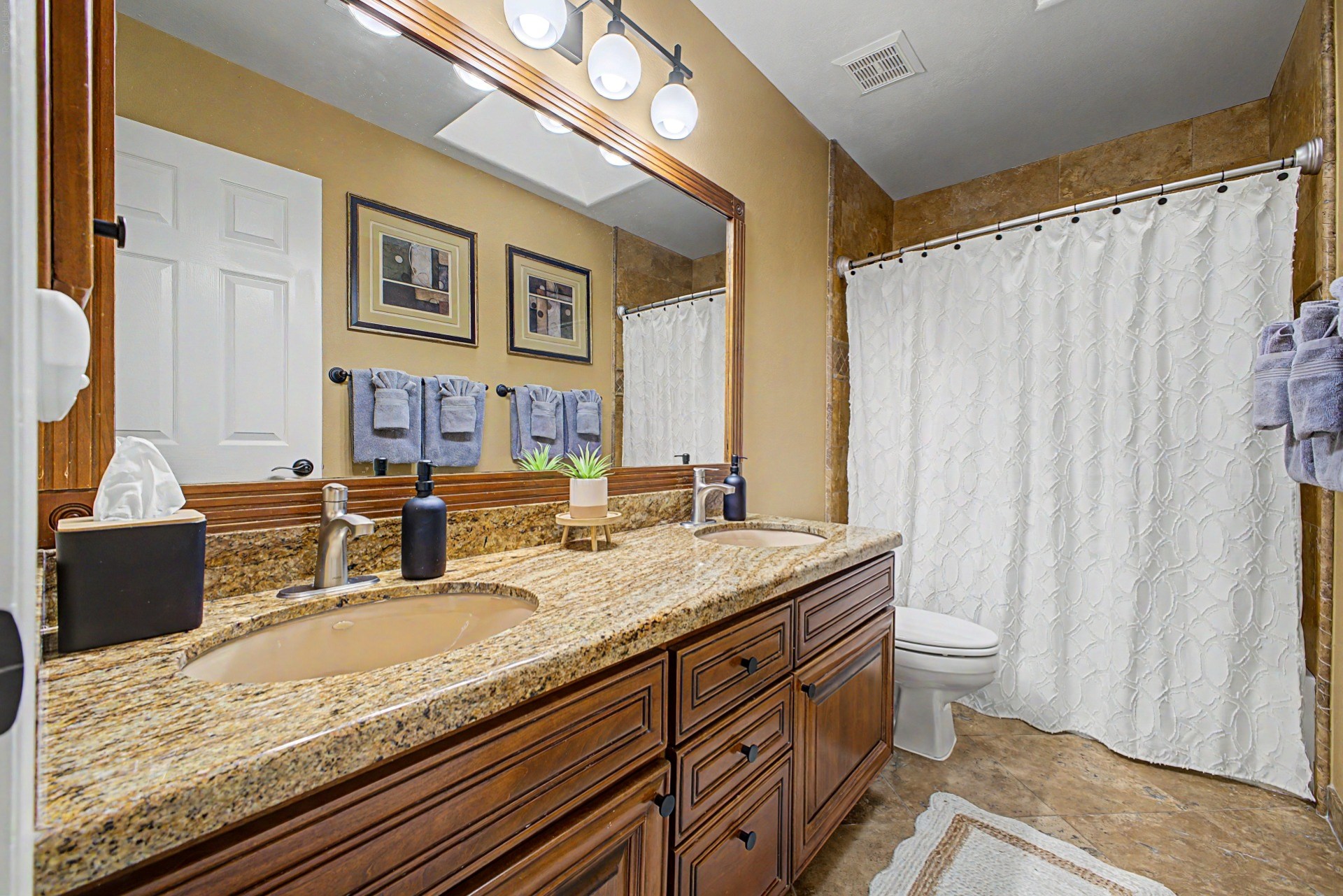 Upstairs full guest bathroom